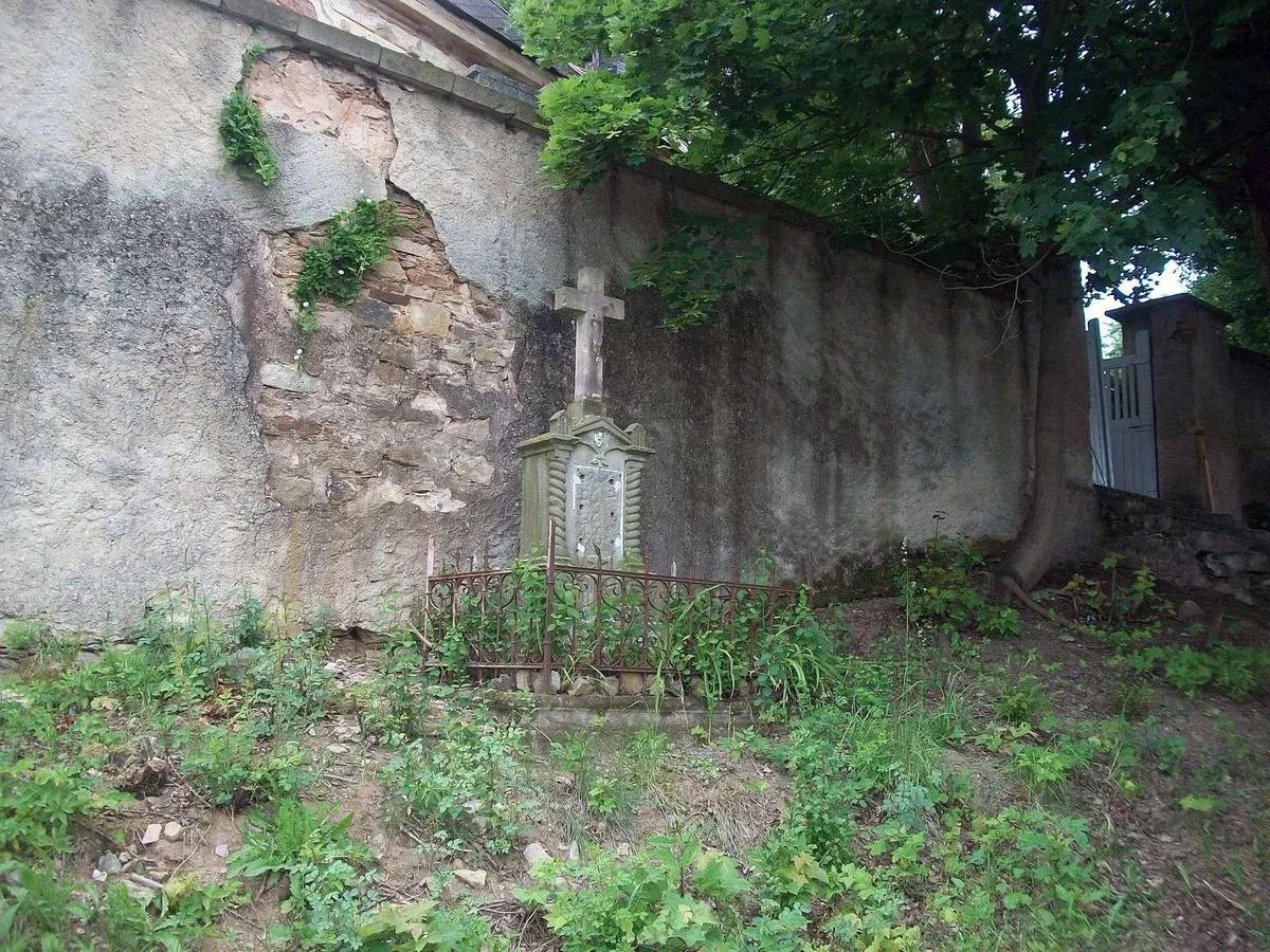 Photo showing: Wayside cross in Manětín in Plzeň-North District – entry no. 4518.