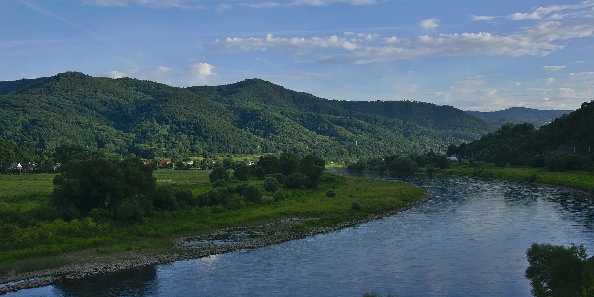 Photo showing: Malé Březno, nad ním kopce Lichá a Magnetovec, okres Ústí nad Labem