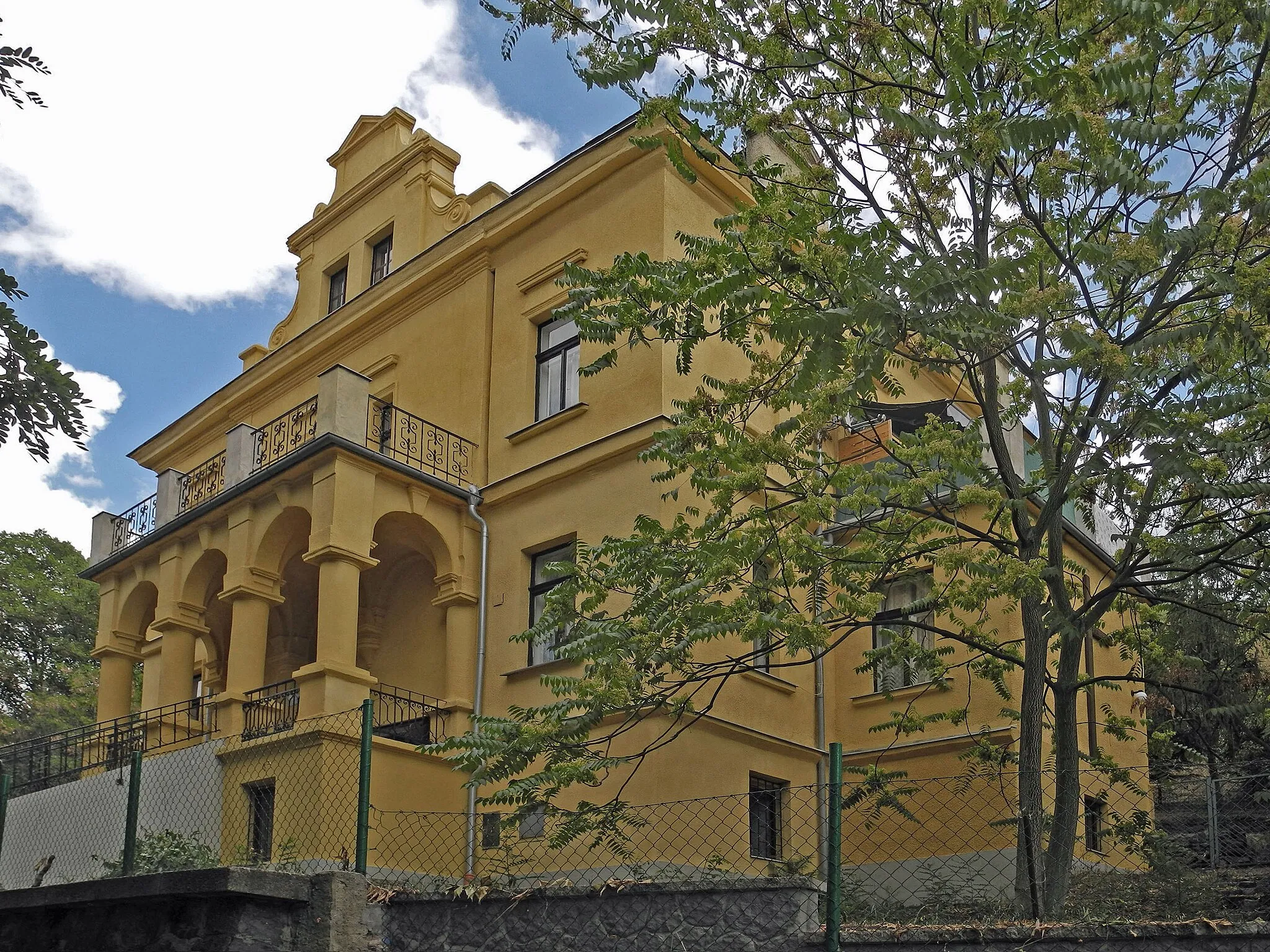 Photo showing: Pfarrhaus Kramel an der Dreifaltigkeitskirche in Aussig-Obersedlitz (Kostel Nejsvětější Trojice Kramoly/Novosedlice), jetzt Ústí-Střekov, Jeseninova 80/2, Architekt: Max von Loos