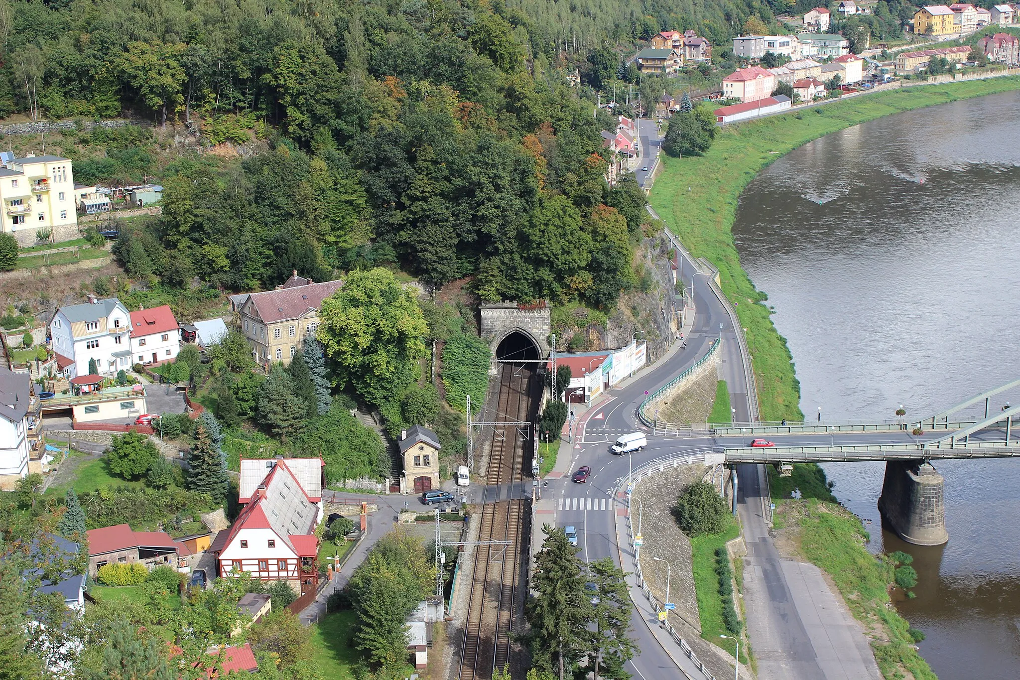 Photo showing: Labské nábřeží a železniční tunel v Děčíně.