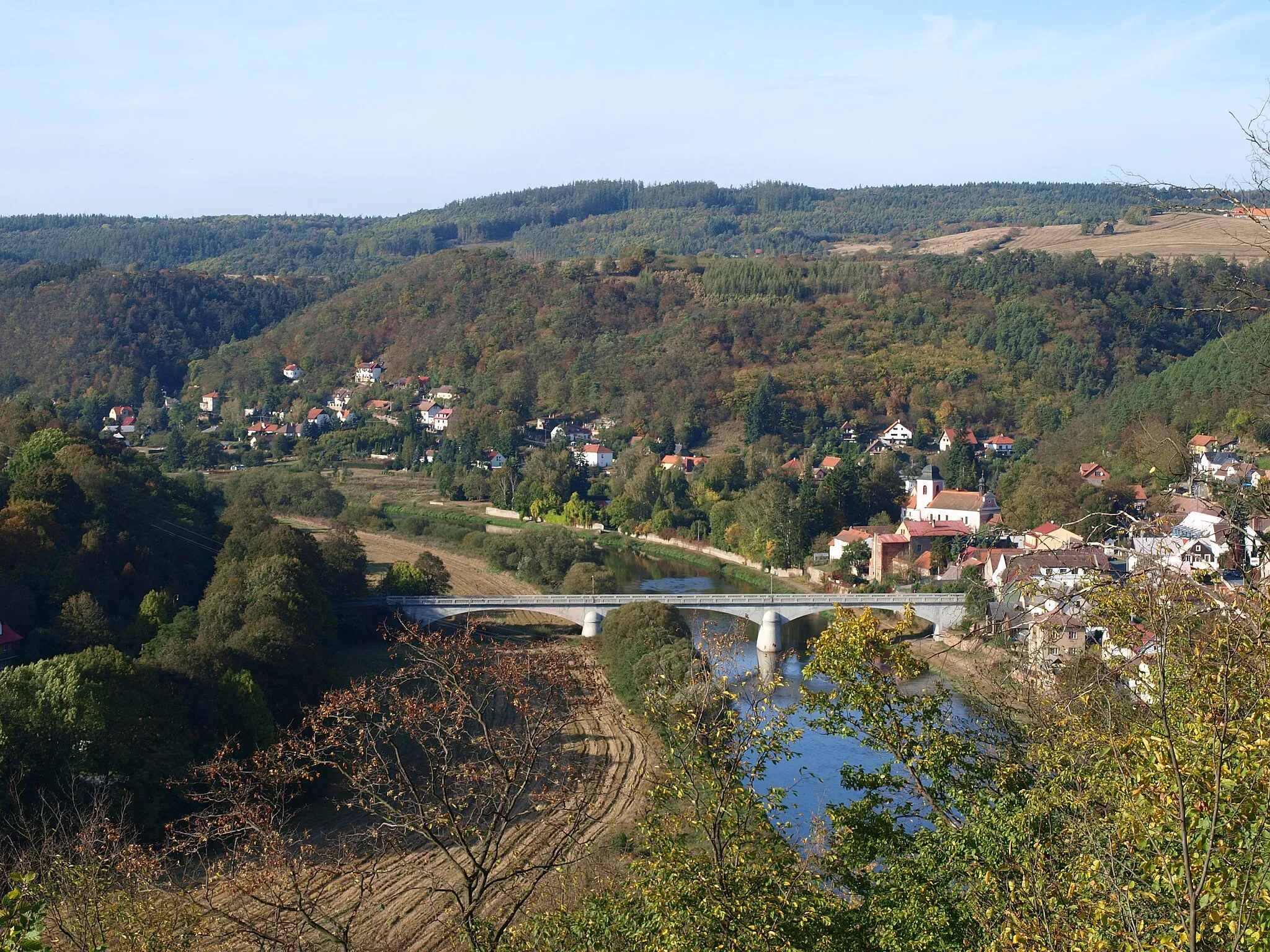 Photo showing: View at Zbečno from road near Sýkořice