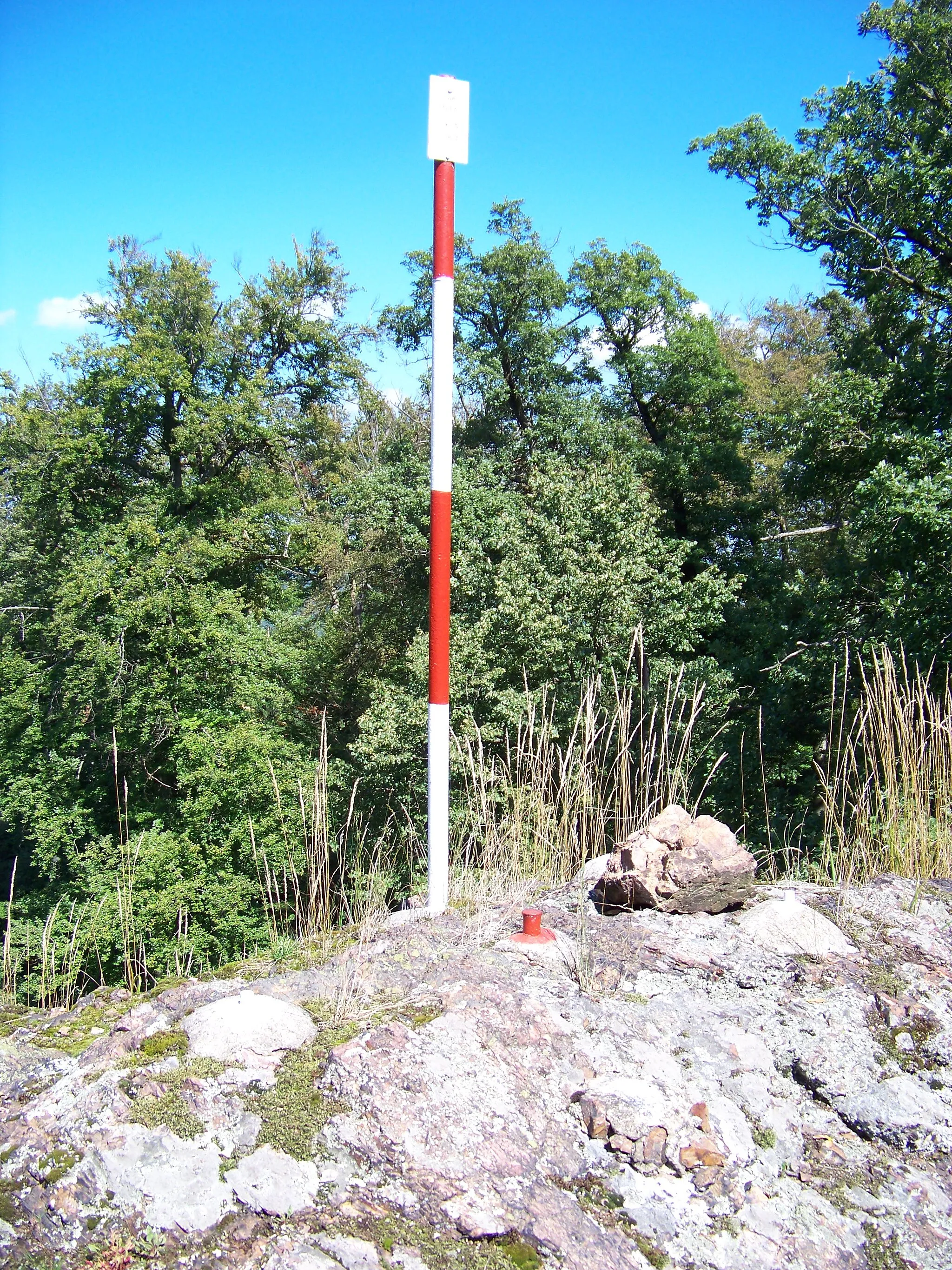 Photo showing: Skryje, Rakovník District, Central Bohemian Region, the Czech Republic. Vlastec hill, a trig point.