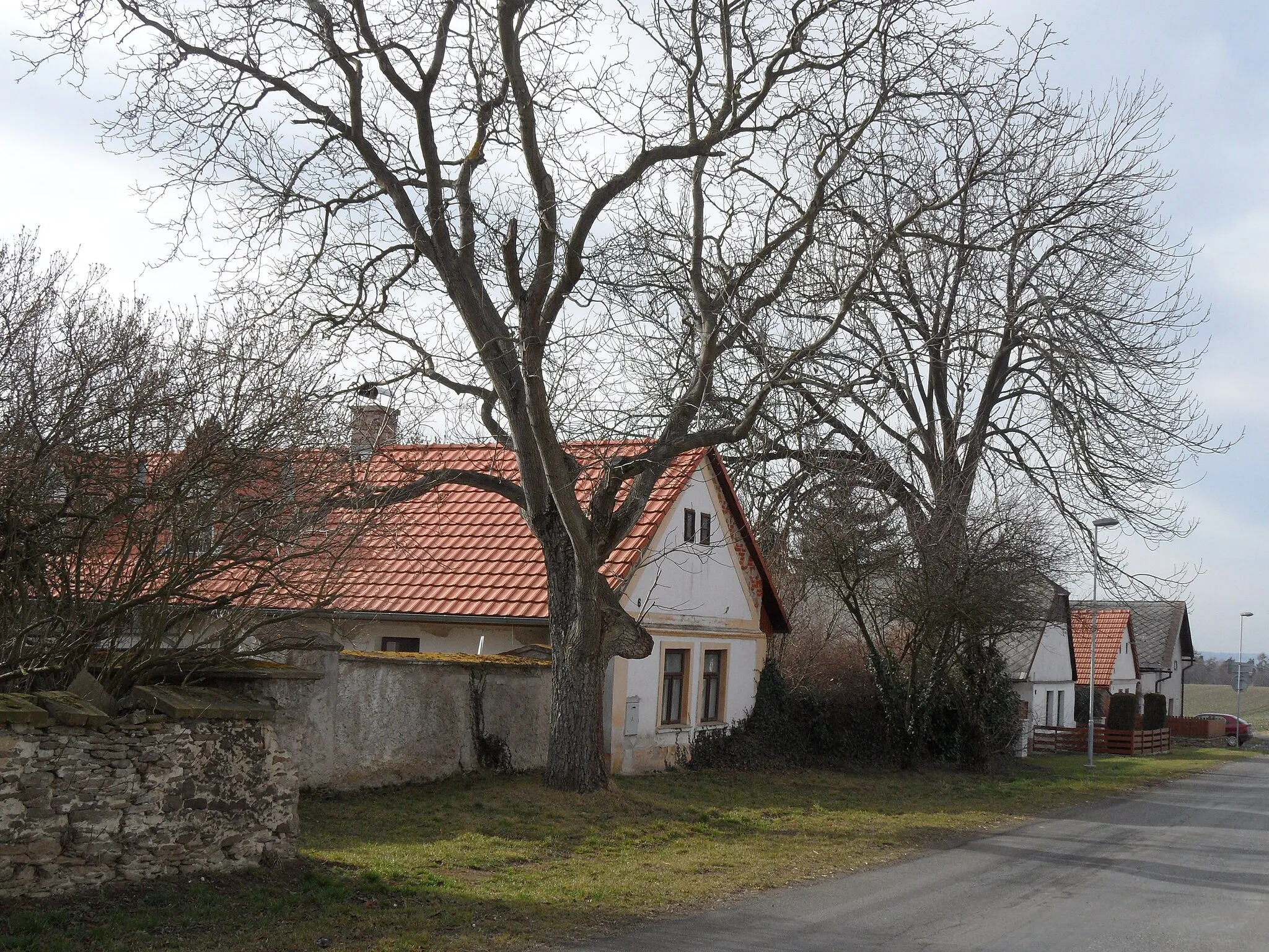 Photo showing: Karlov t. Doubrava C. Houses and Trees along Road to Dobřeň, Kutná Hora District, the Czech Republic.