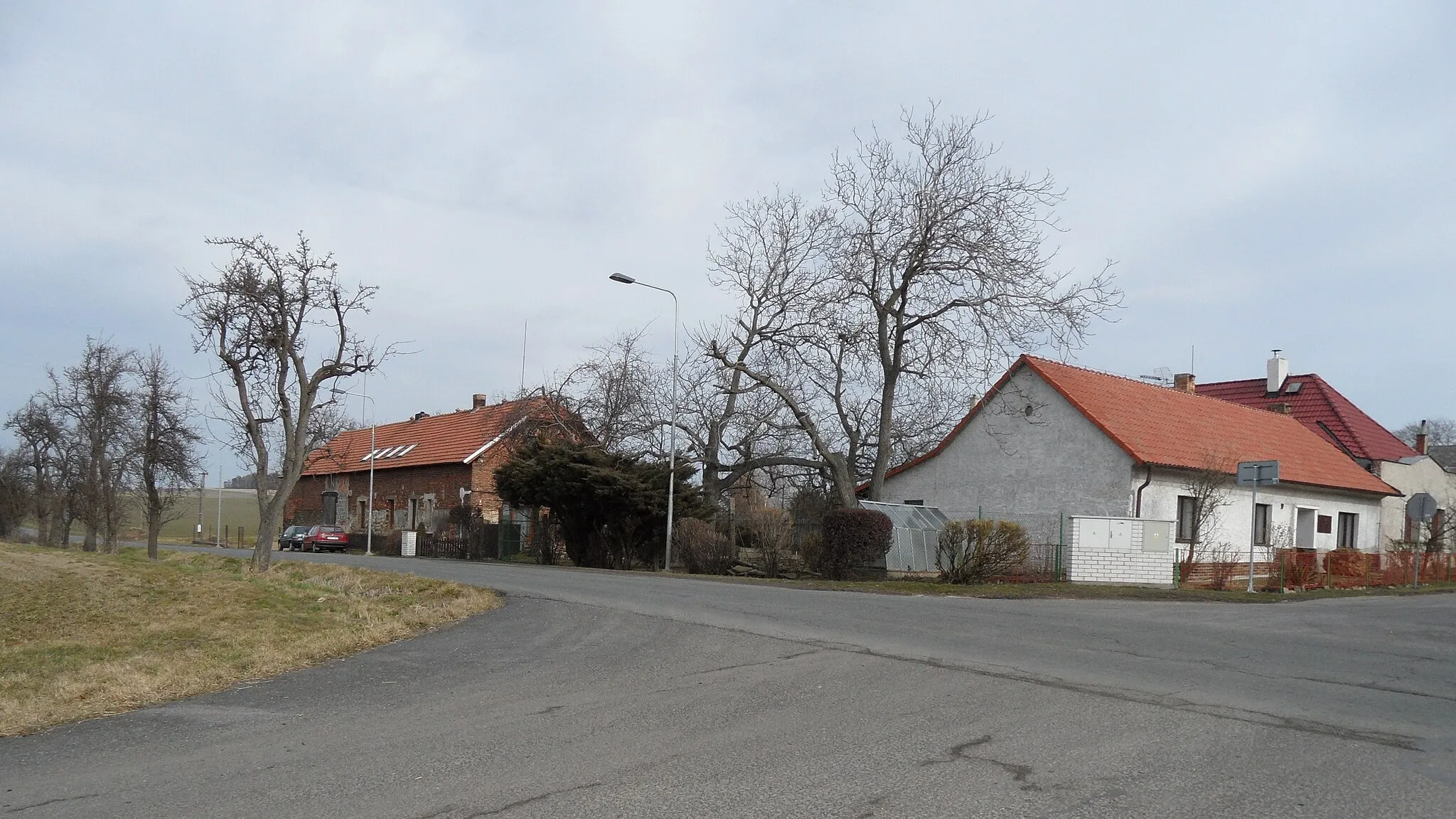 Photo showing: Karlov t. Doubrava D. Houses near Crossroads at West Edge of the Village, Kutná Hora District, the Czech Republic.