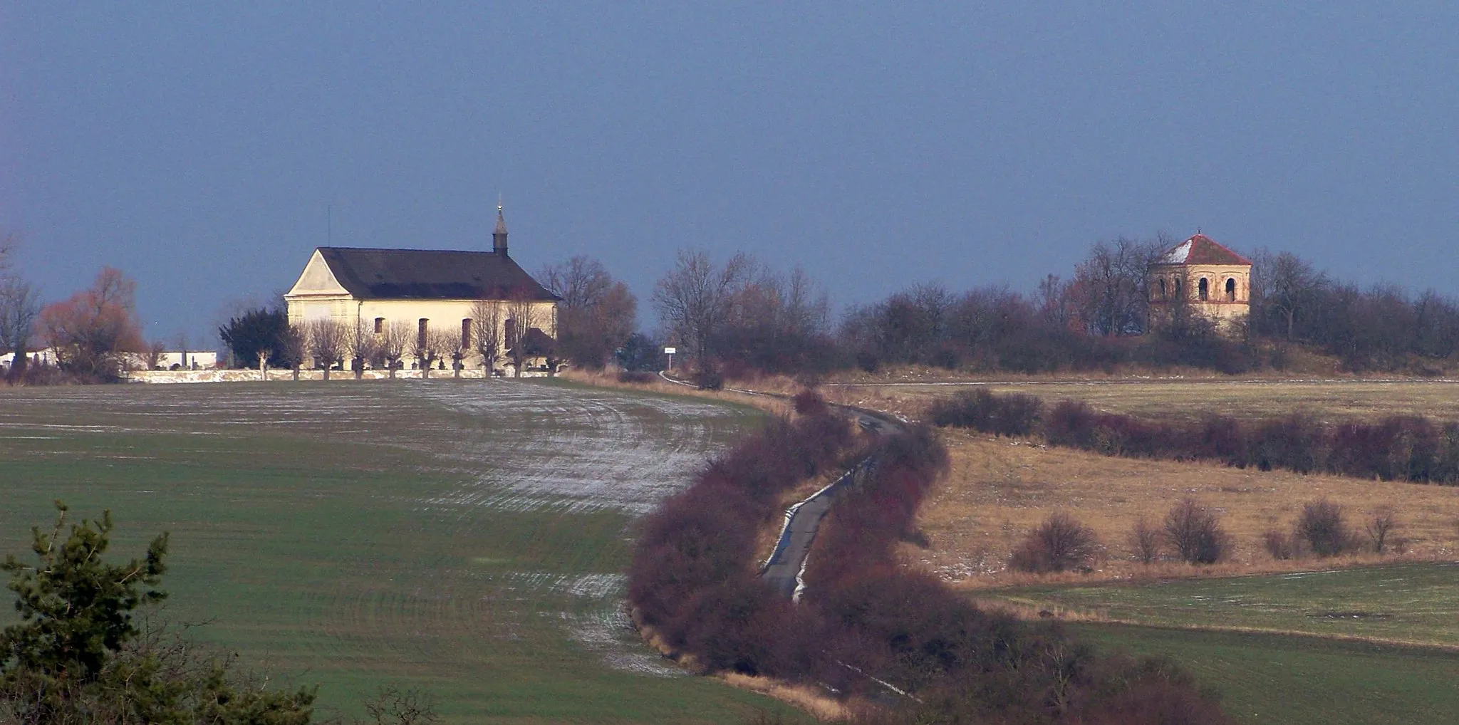 Photo showing: Suchomasty-Borek, Beroun District, Central Bohemian Region, Czech Republic. Church of Saint Nicholas and a bell tower, seen from Želkovice.