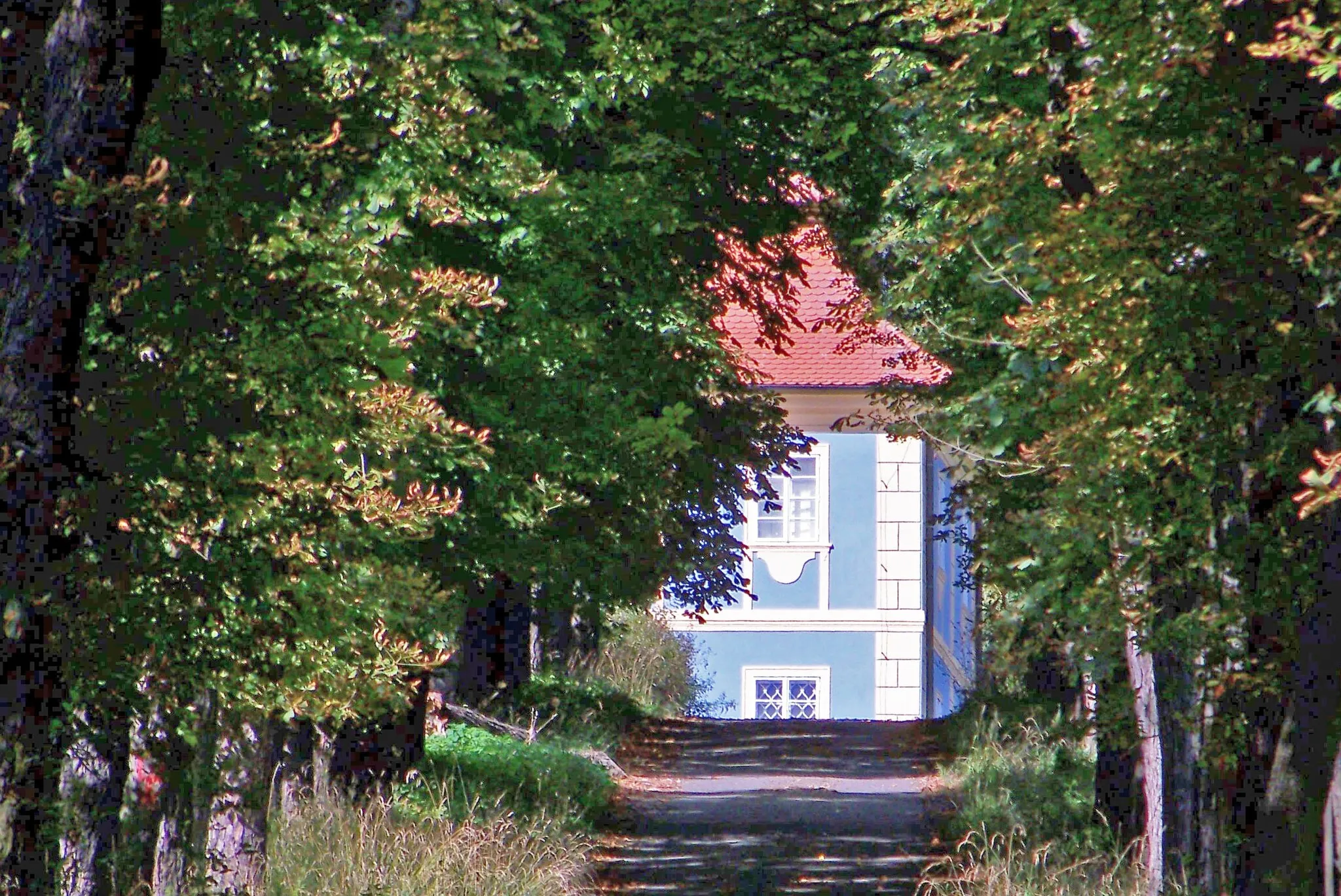 Photo showing: Sýkořice, Rakovník District, Central Bohemian Region, Czech Republic. Dřevíč castle, seen from the gate.
