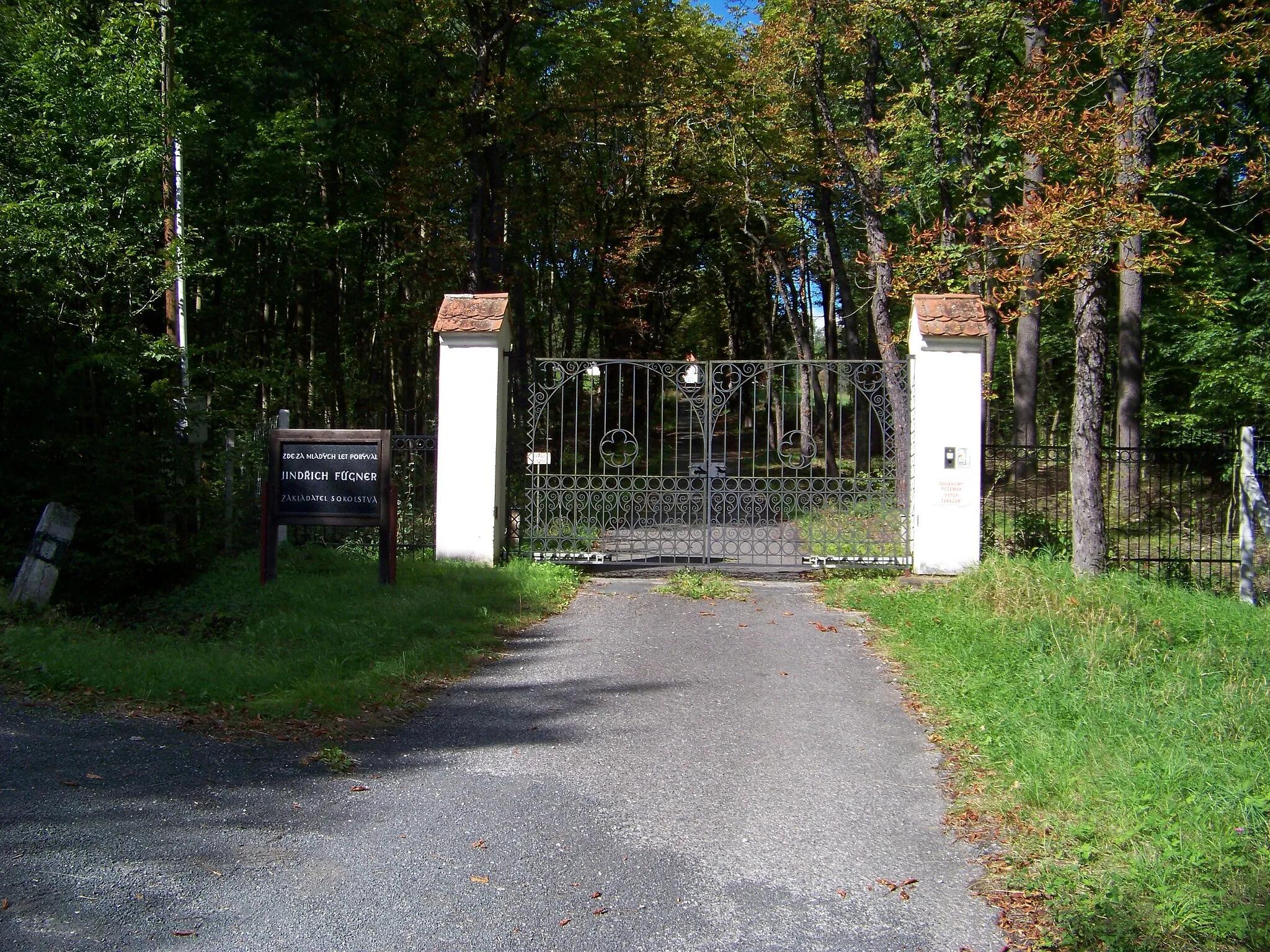 Photo showing: Sýkořice, Rakovník District, Central Bohemian Region, Czech Republic. Dřevíč castle, a gate.