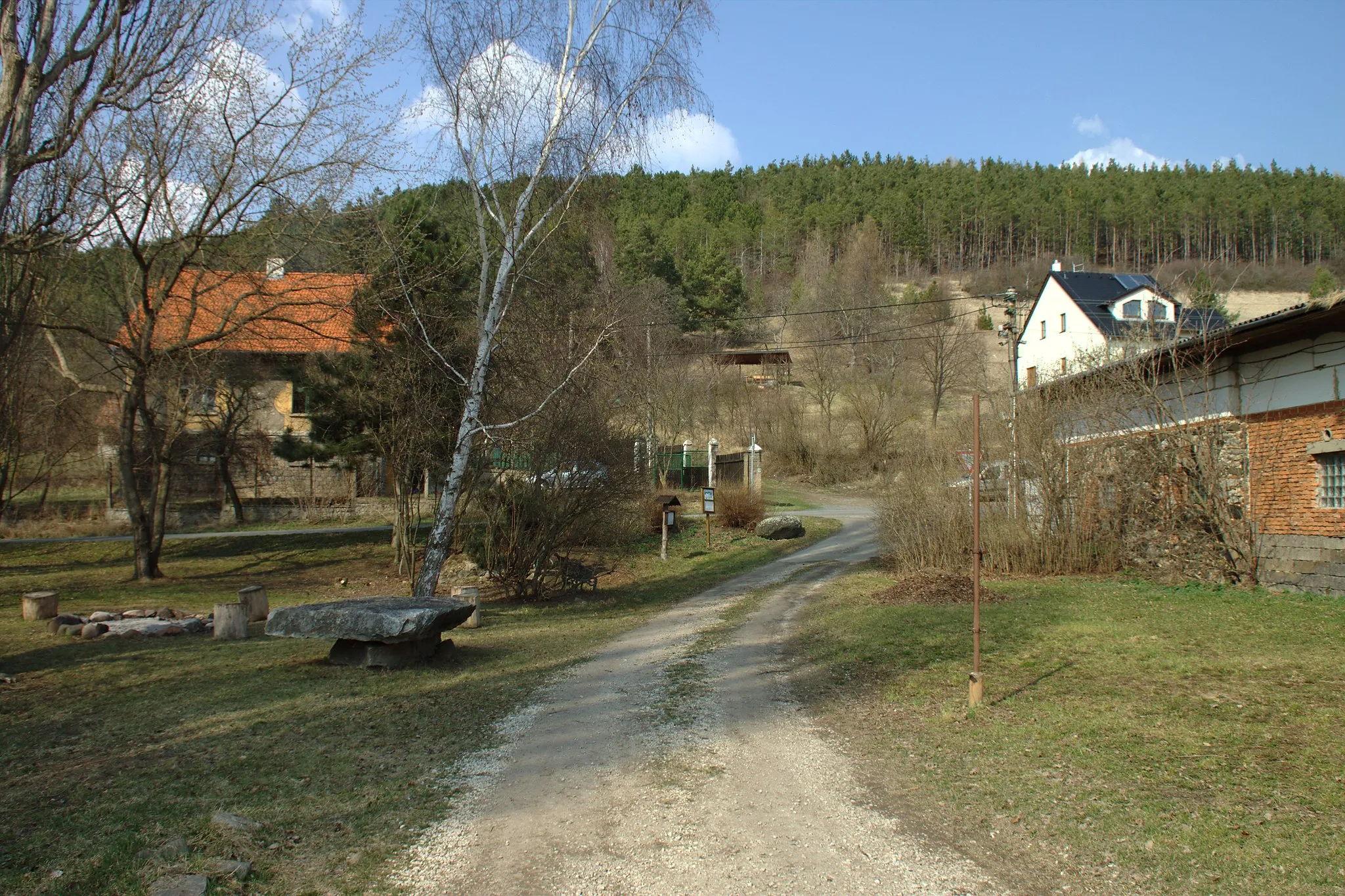 Photo showing: The village of Slavíky (part of the town of Tmaň) in Central Bohemian Region, CZ