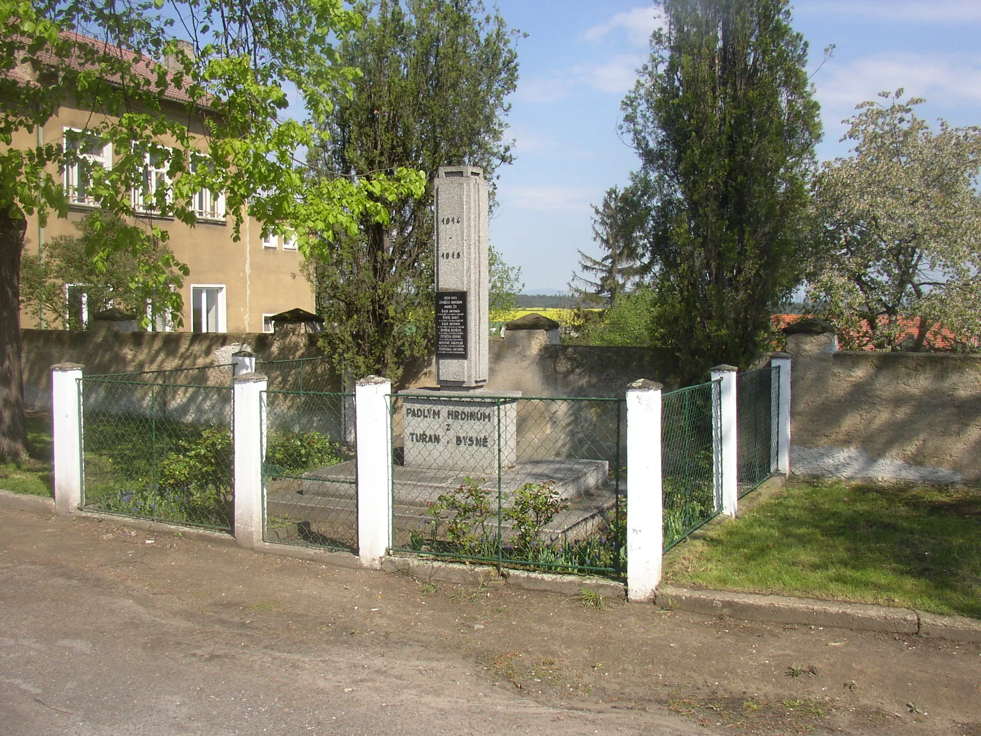 Photo showing: Tuřany, Kladno District, Czech Republic. World War I and World War II memorial next to the school.