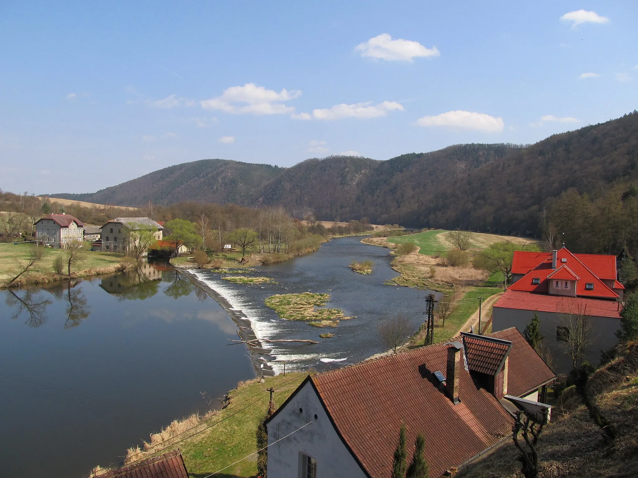 Photo showing: Berounka u Lejskova mlýna pod Hřešihlavy. Jez Lejskův mlýn, v popředí domy Třímany čp. 2 a Hřešihlavy čp. 10 (obojí v obci Kladruby v okrese Rokycany), za druhém břehu Lejskův-Kožíškův mlýn, Hlince čp. 39 (okres Plzeň-sever).