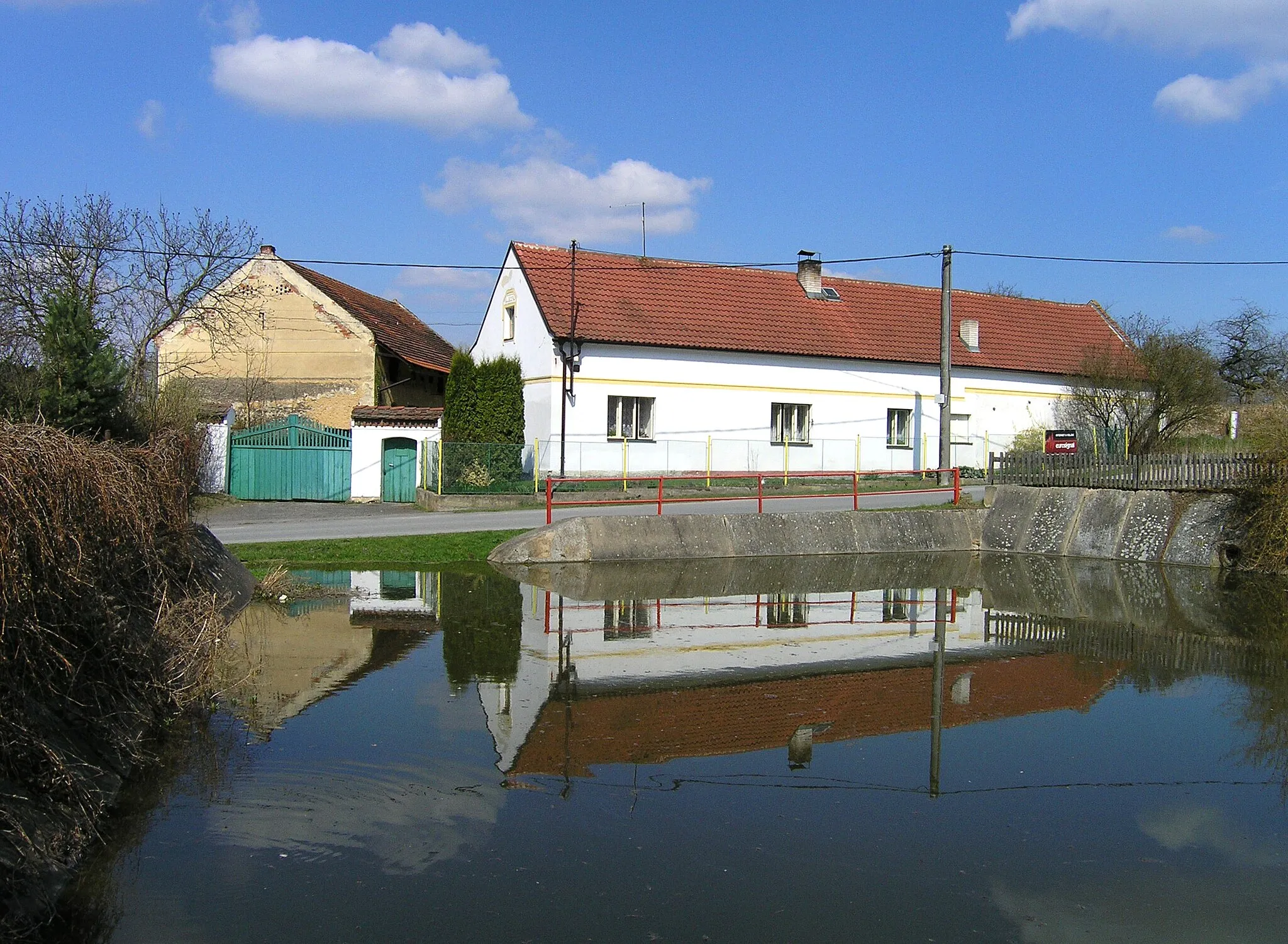 Photo showing: Common pond in Lhotka u Berouna, part of Chýňava village, Czech Republic