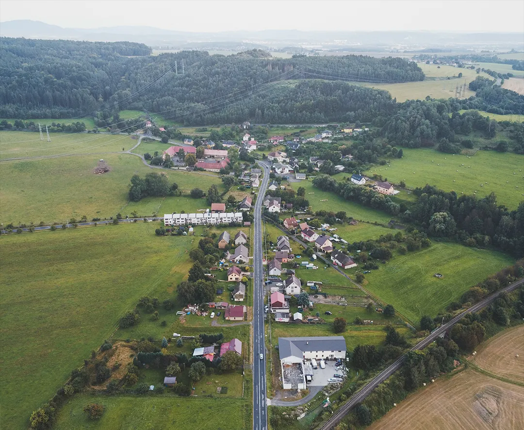 Photo showing: Cesta přes Jílové u Hodkovic nad Mohelkou vyfocena z dronu