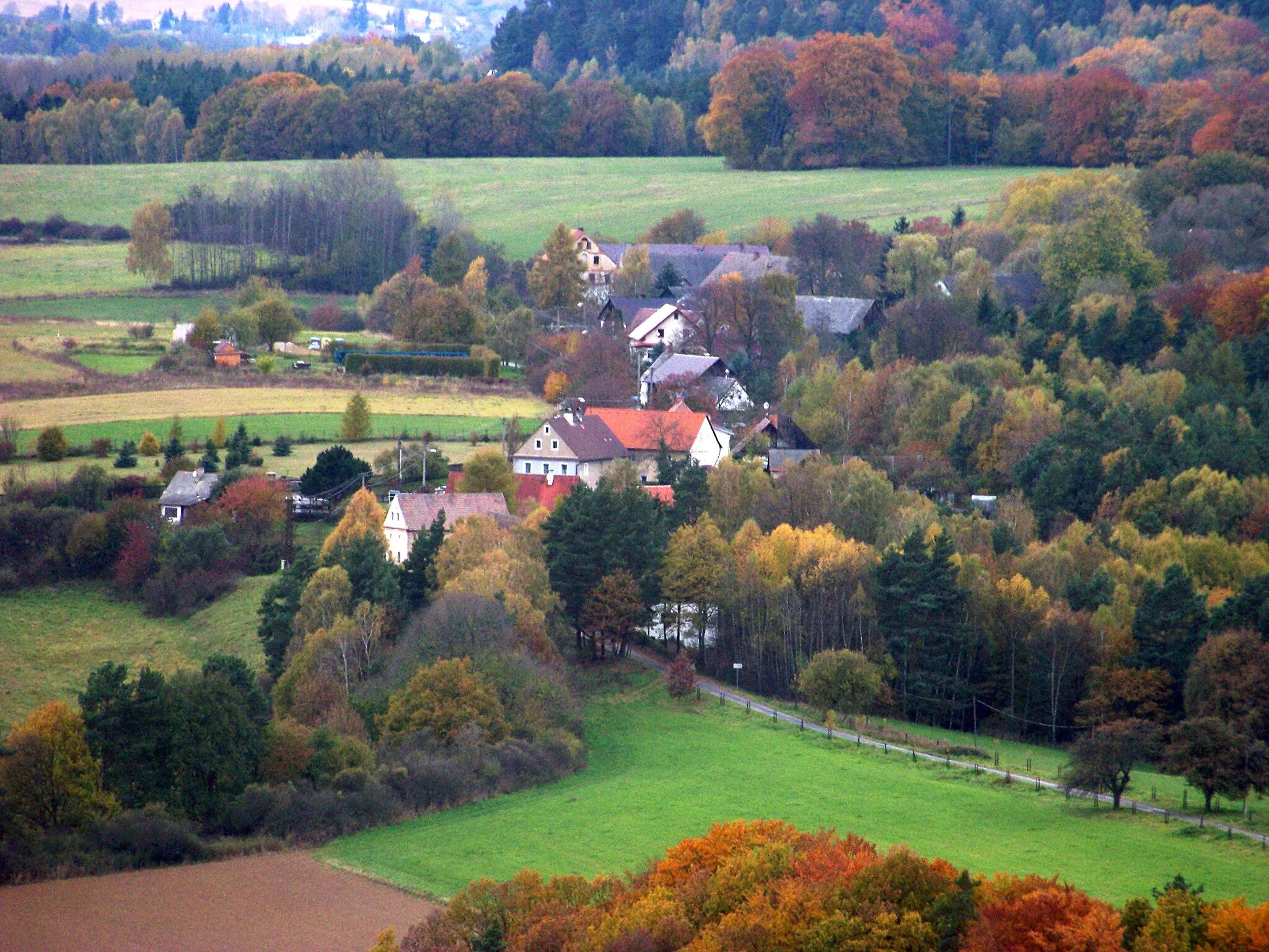 Photo showing: A view from the top floor of Houska Castle, Česká Lípa District, Liberec Region, the Czech Republic. Blatce.