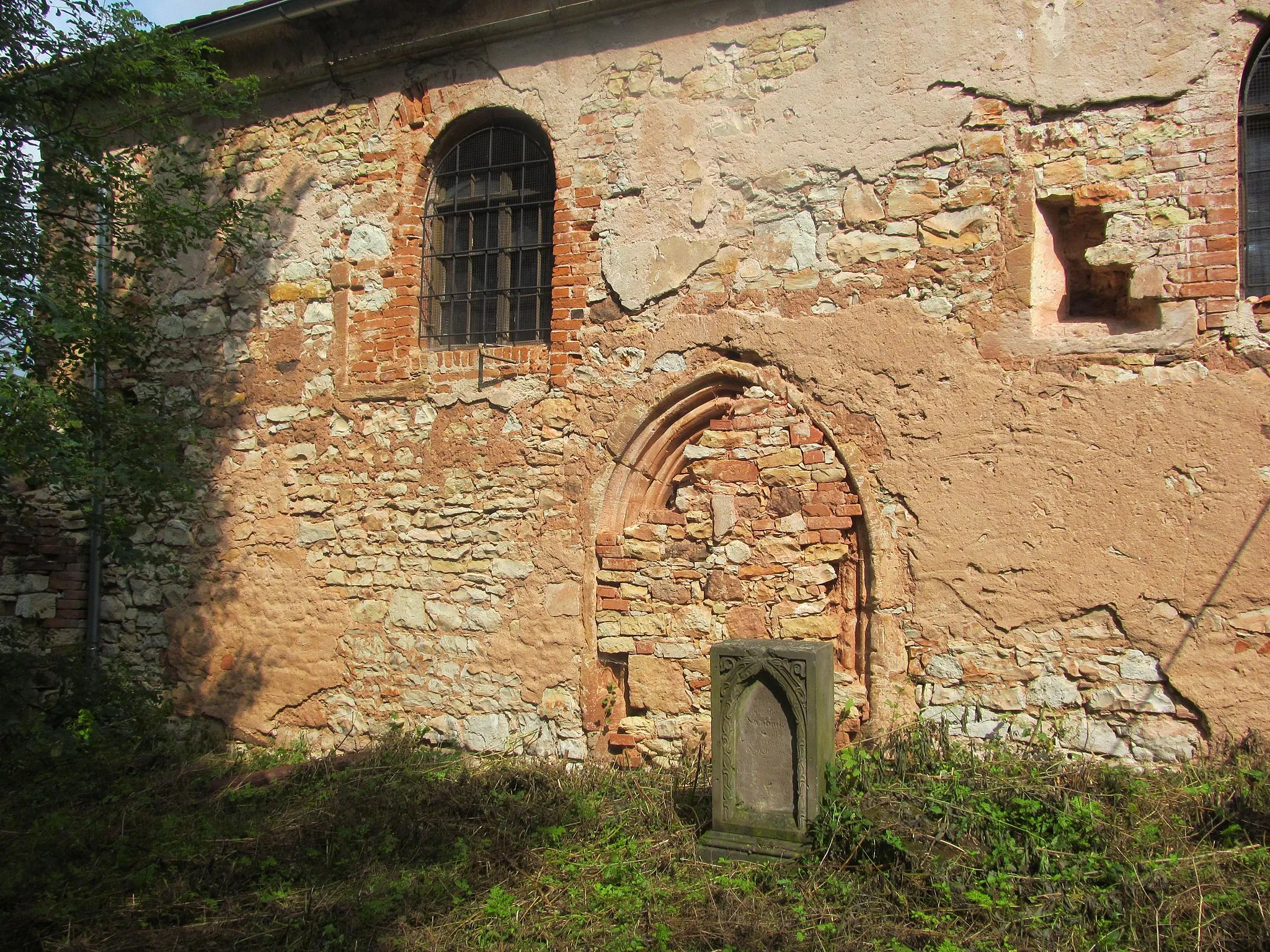 Photo showing: Gotické články na jižní fasádě kostela v Nečemicích