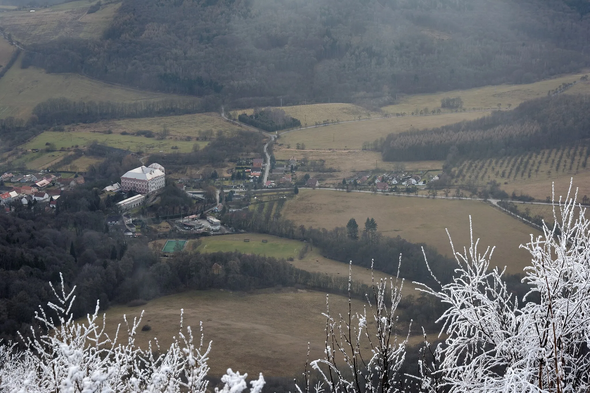 Photo showing: Obec Milešov, pohled z Milešovky.