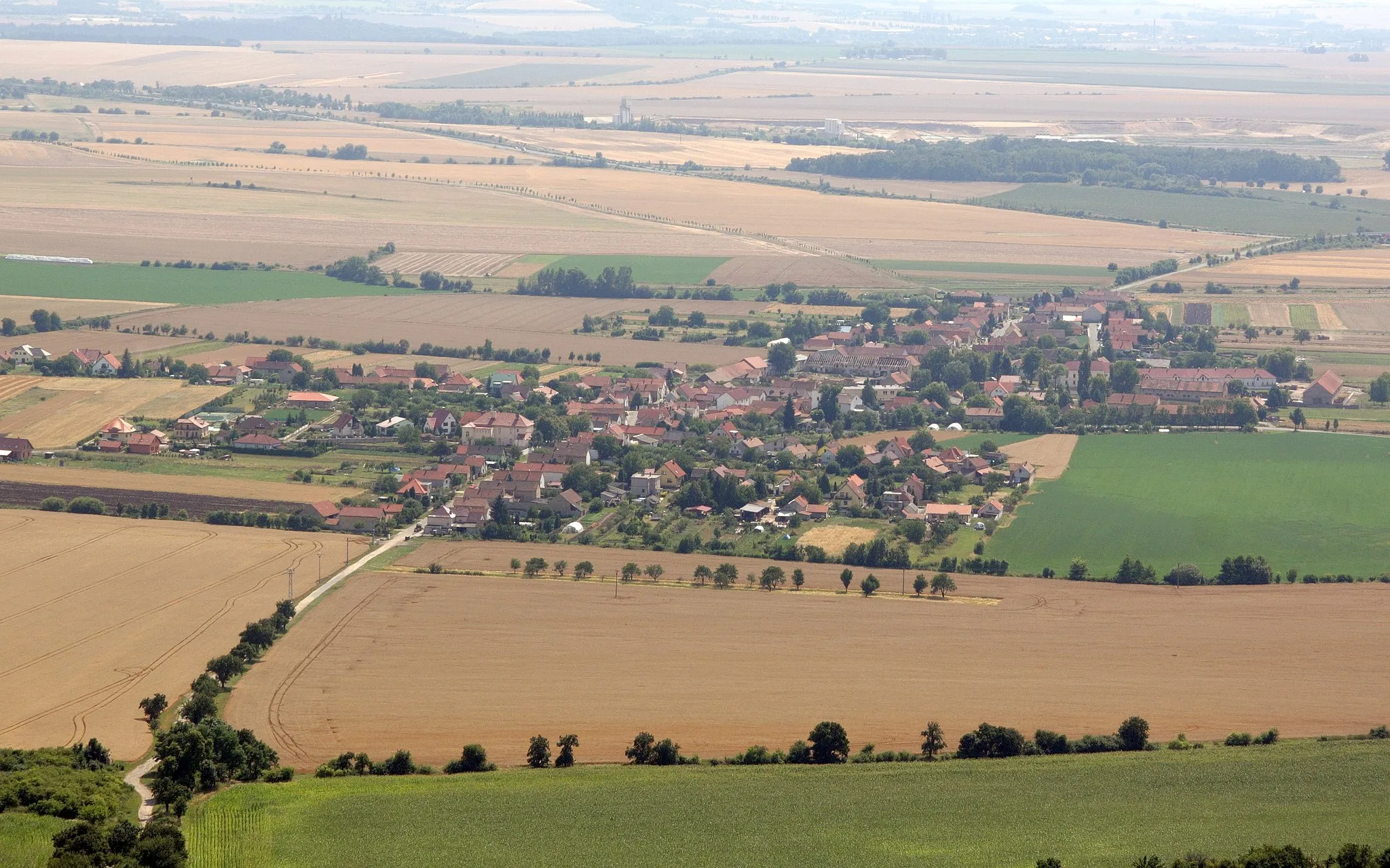 Photo showing: Mnetěš - pohled z Pražské vyhlídky na Řípu.