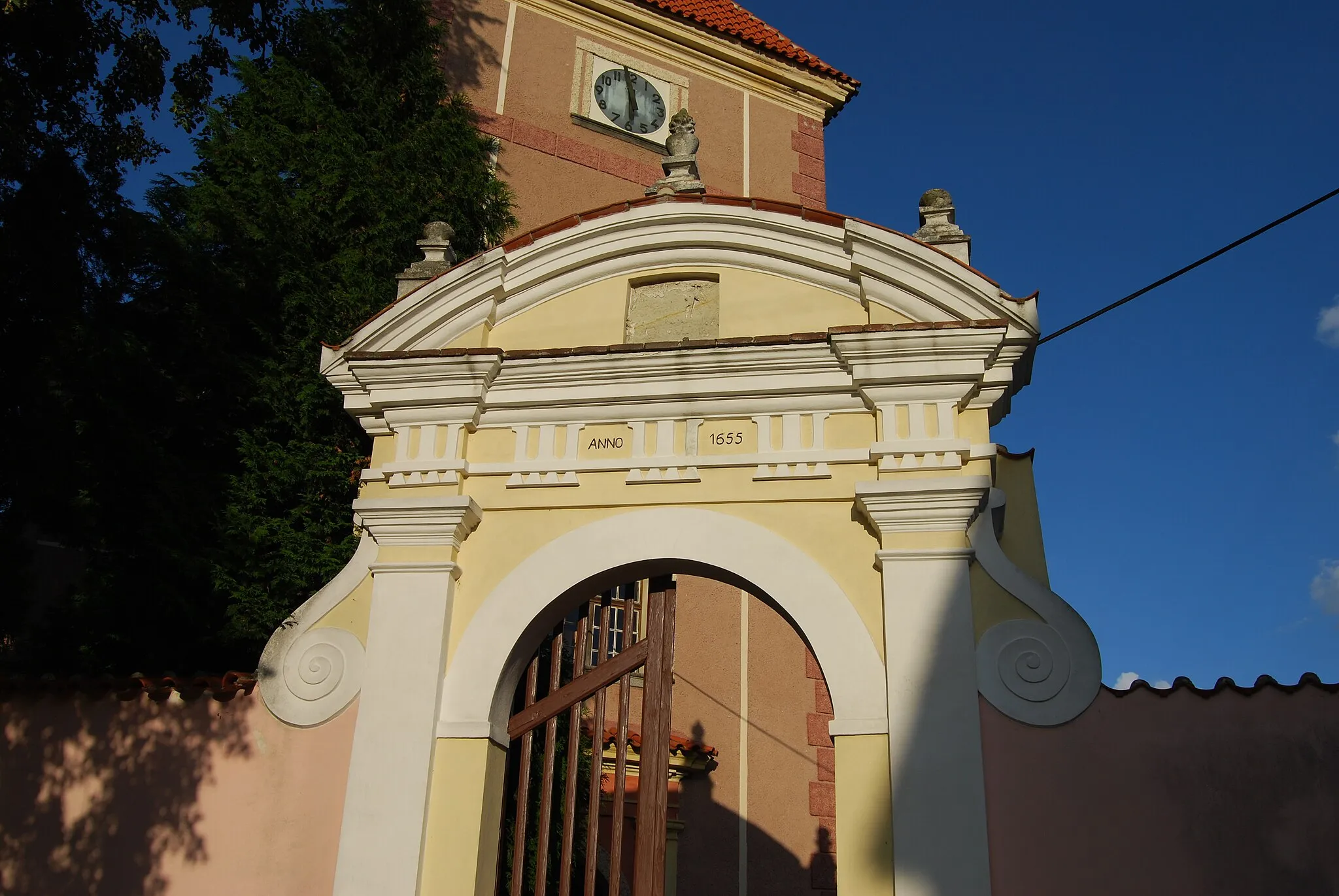 Photo showing: Detail vchodu na hřbitov a ke kostelu sv. Prokopa. Orlík nad Vltavou. Okres Písek. Česká republika.