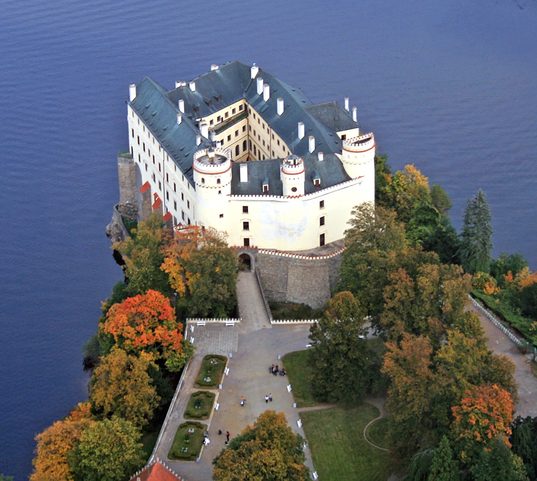 Photo showing: Air photo of Orlík Chateau on Orlík dam on Vltava river, the Czech Republic
