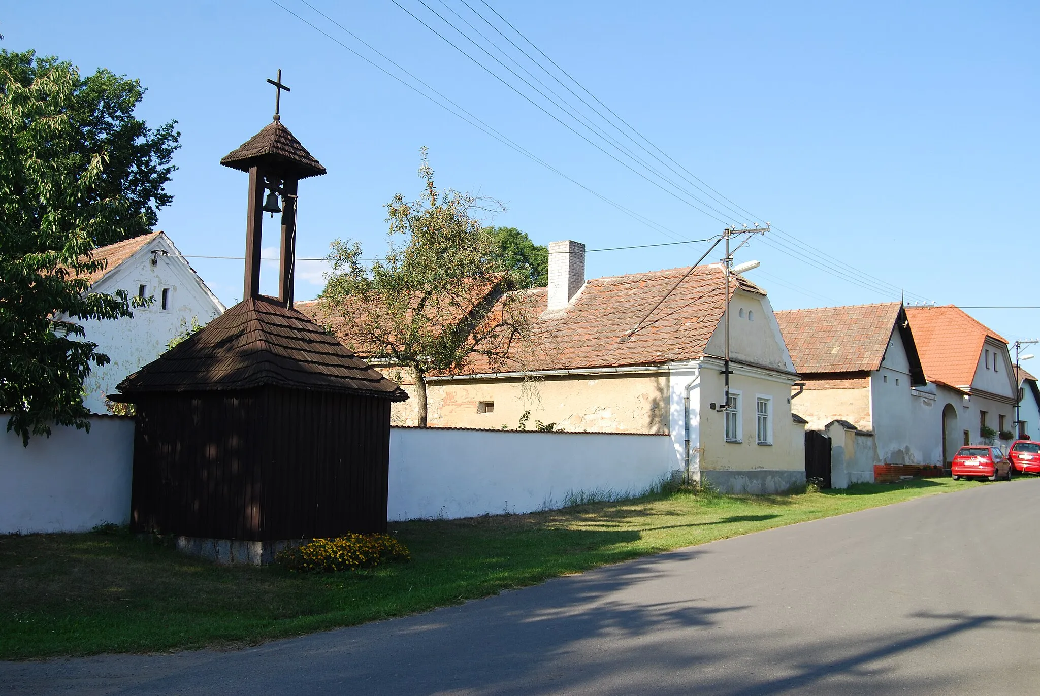 Photo showing: Dřevěná zvonice v obci. Šerkov je část obce Lety v okrese Písek. Česká republika.
