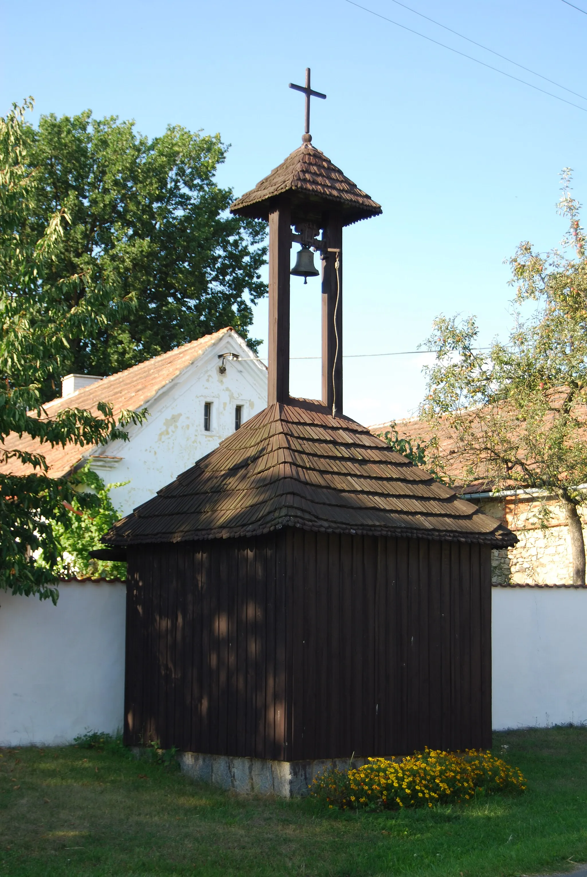 Photo showing: Dřevěná zvonice v obci. Šerkov je část obce Lety v okrese Písek. Česká republika.