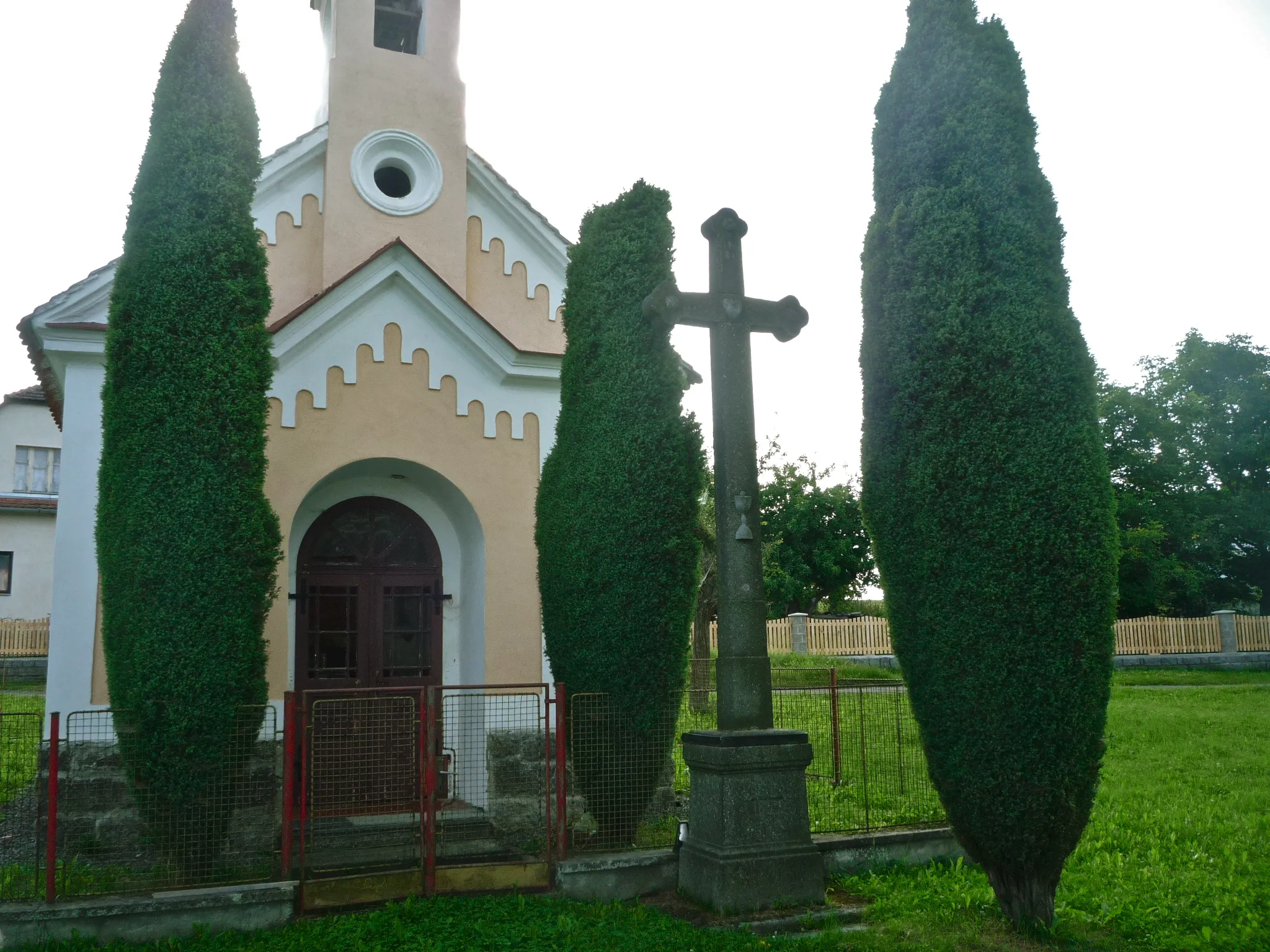 Photo showing: Kaplička křížek ve vsi Vepice