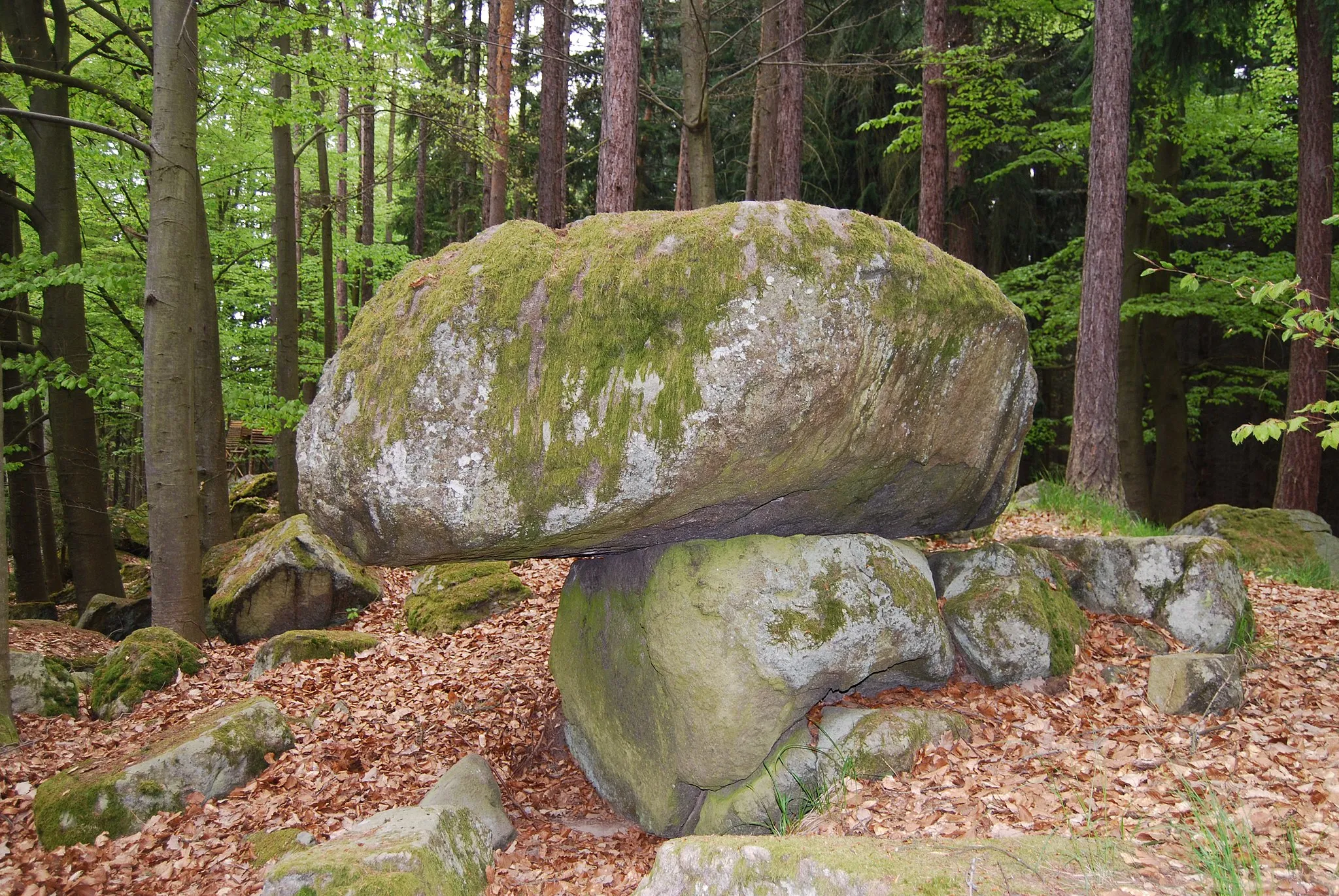 Photo showing: Balance rock called Malý Kosatín near Boudy village in Písek District, Czech Republic