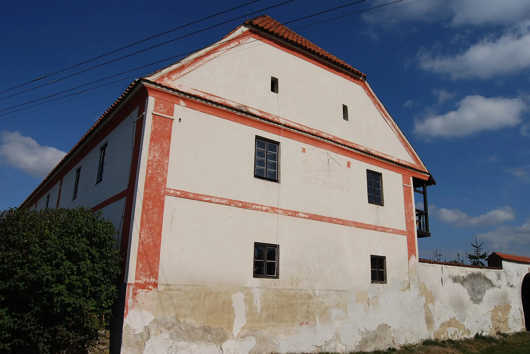 Photo showing: Myštice village in Strakonice District, Czech Republic. Pub from 16th century