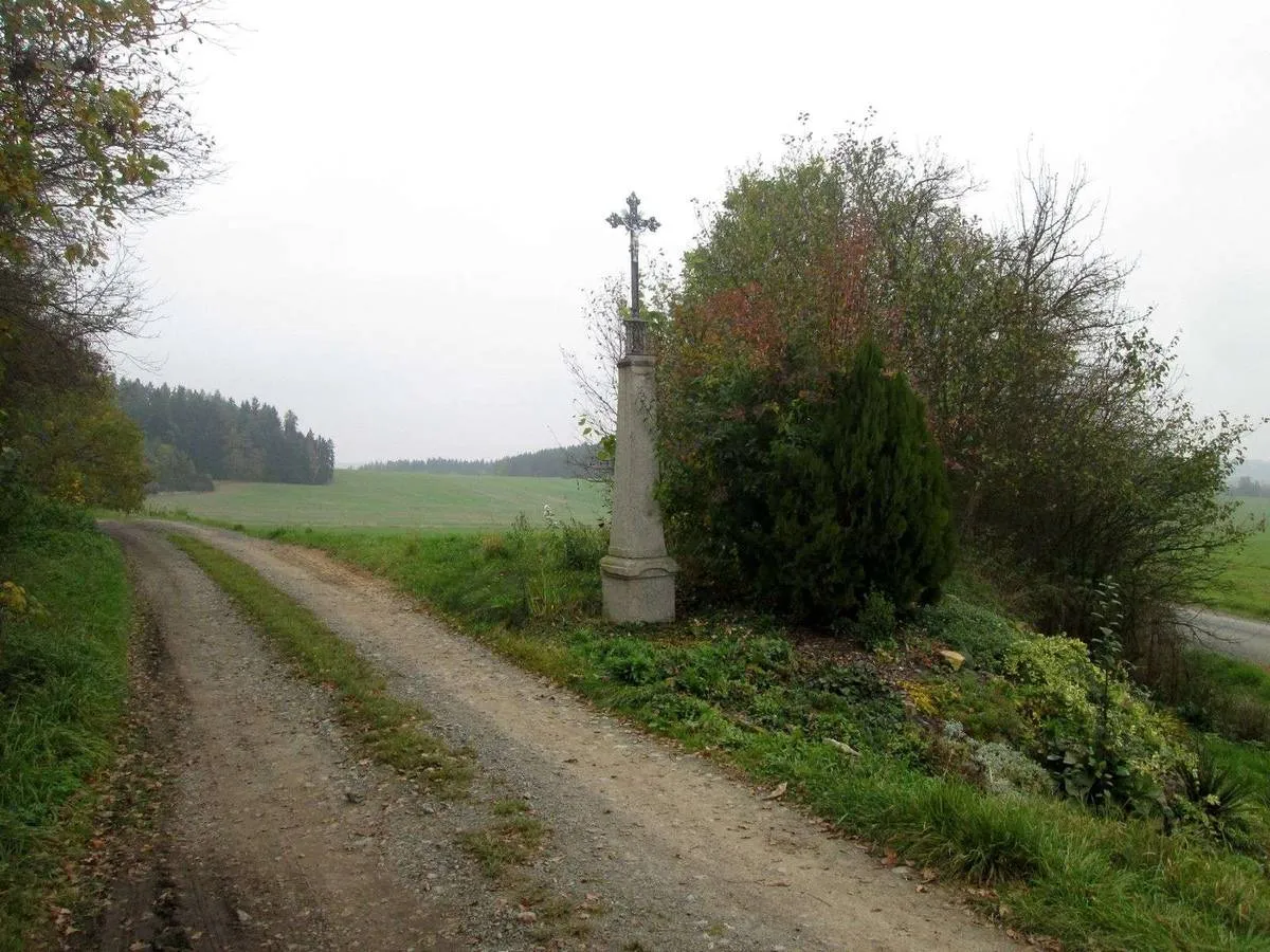 Photo showing: Wayside cross in Hornosín in Strakonice District – entry no. 8517.