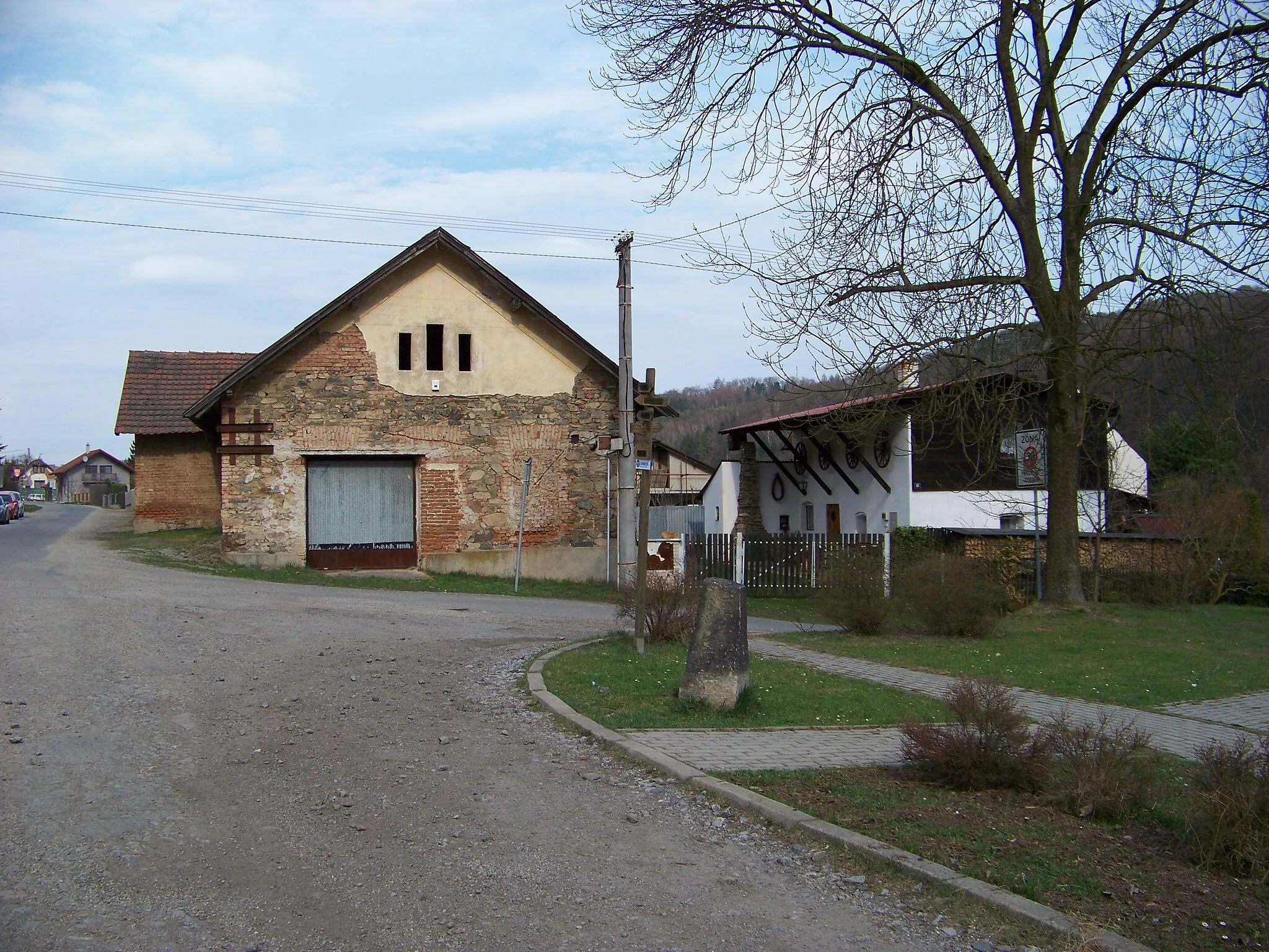 Photo showing: Čtyřkoly, Benešov District, Central Bohemian Region, the Czech Republic. Houses No. 7 and 61.