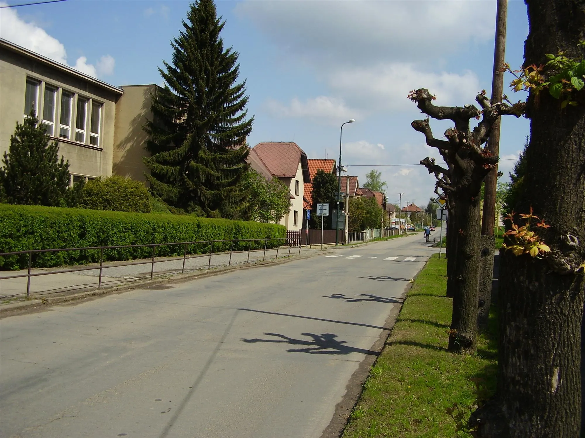 Photo showing: Main street in next to school in Čerčany