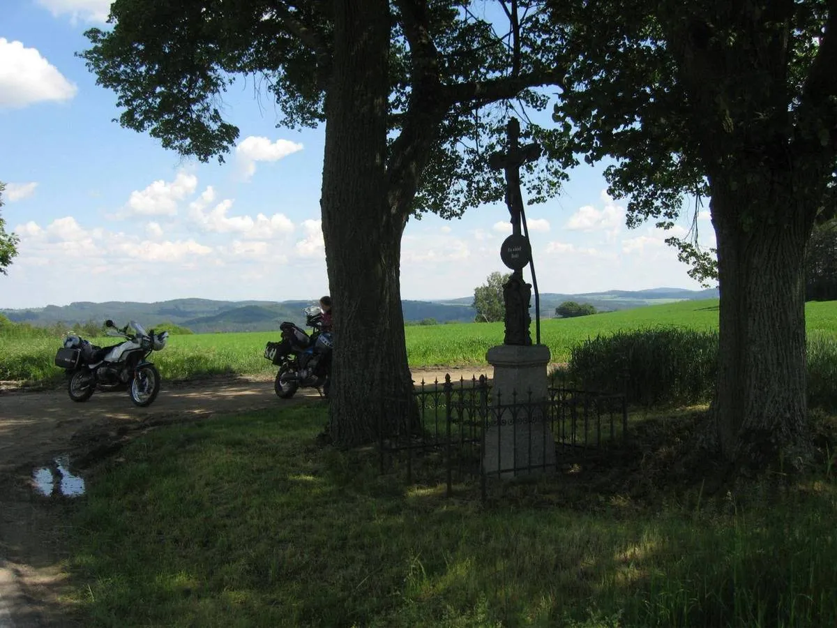 Photo showing: Wayside cross in Všechlapy in Benešov District – entry no. 26267.