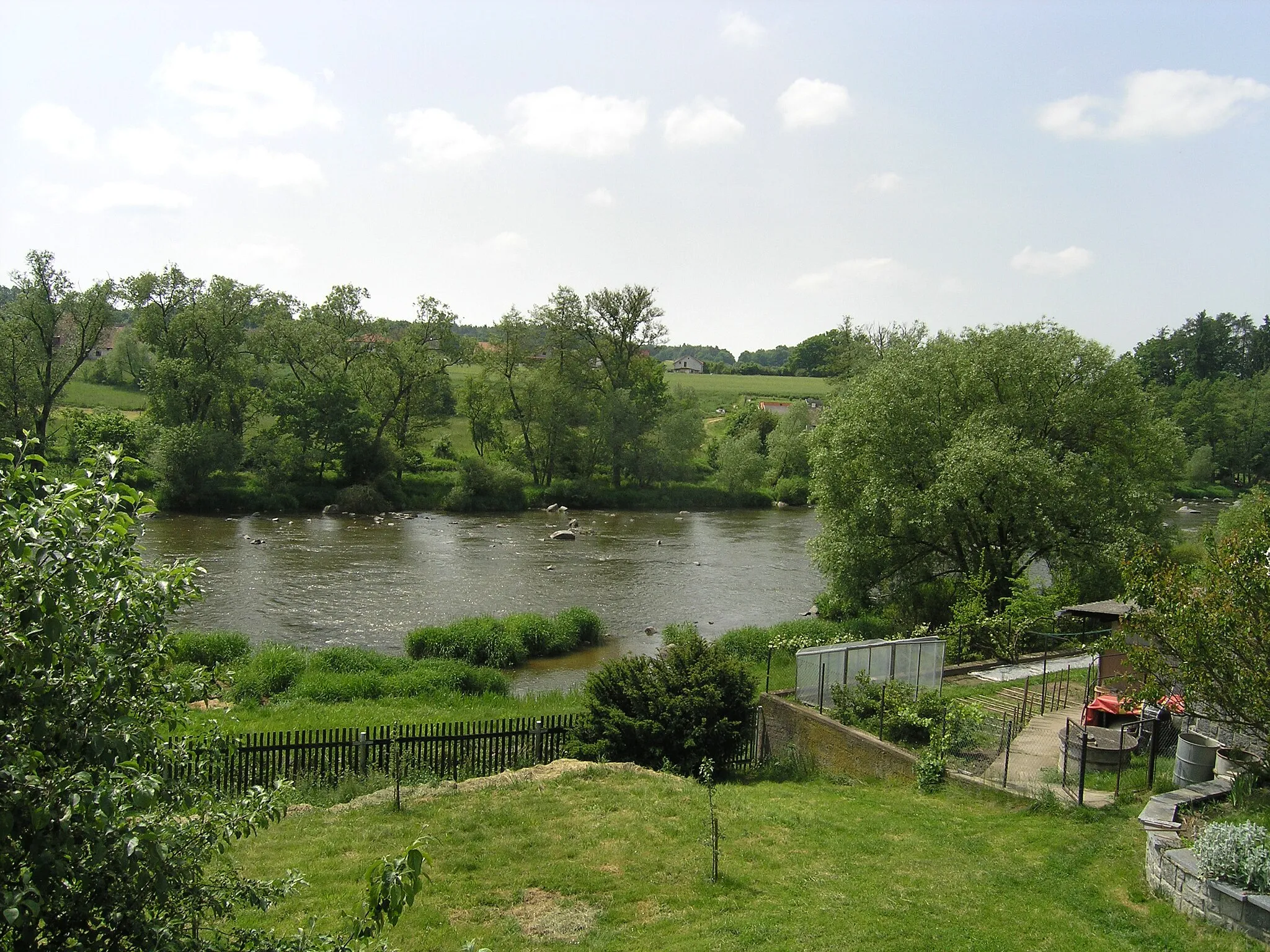 Photo showing: Sázava river in Chrást nad Sázavou, part of Týnec nad Sázavou, Czech Republic