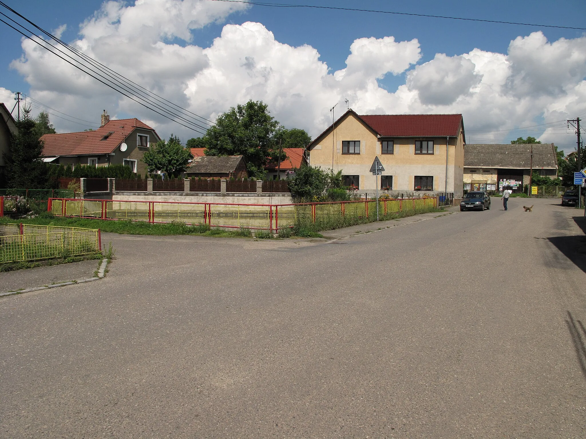 Photo showing: Pond on the village square in Teplýšovice village, Písek District, Czech Republic.