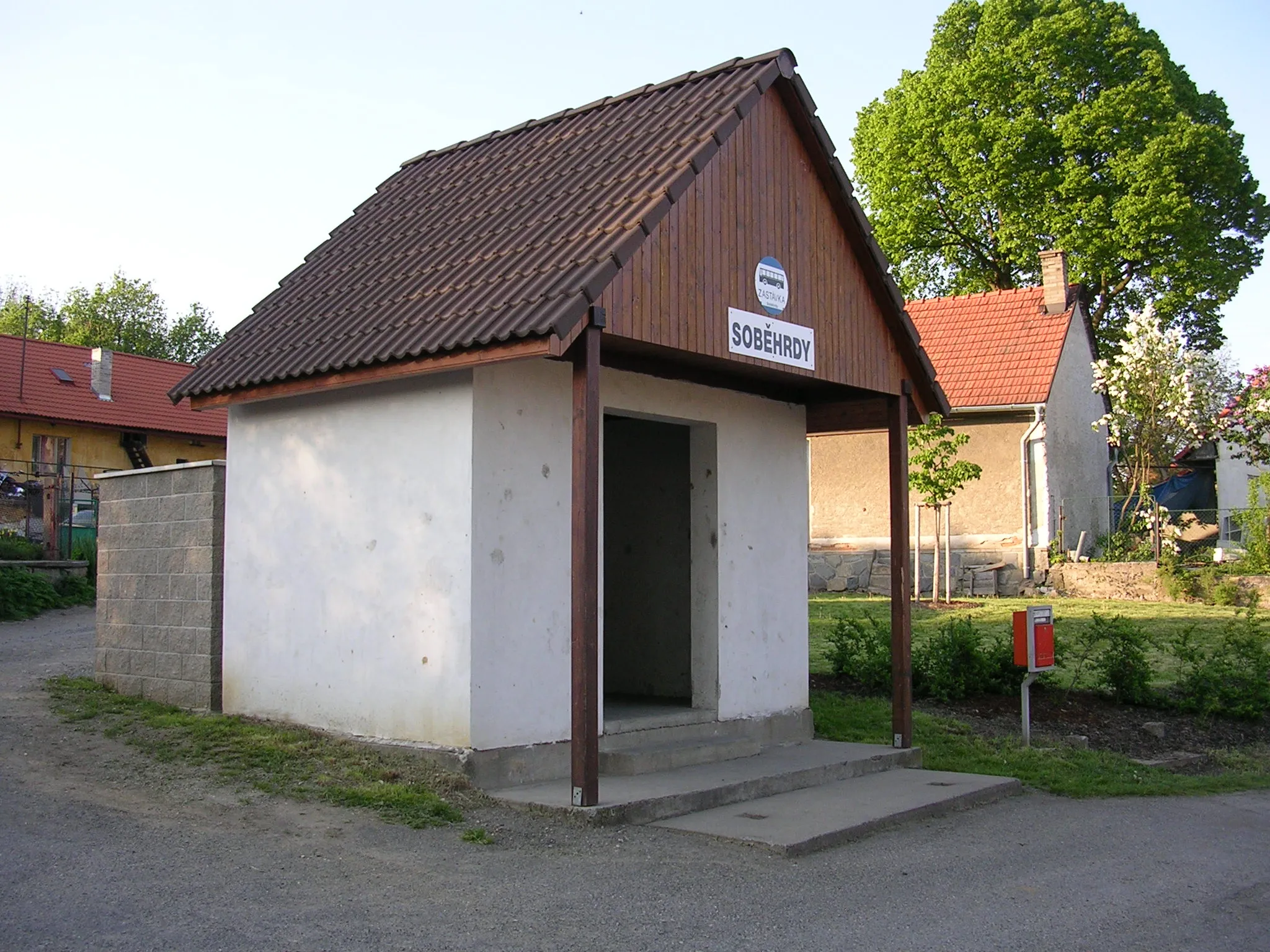 Photo showing: Soběhrdy, Benešov District, Central Bohemian Region, the Czech Republic. A bus stop.