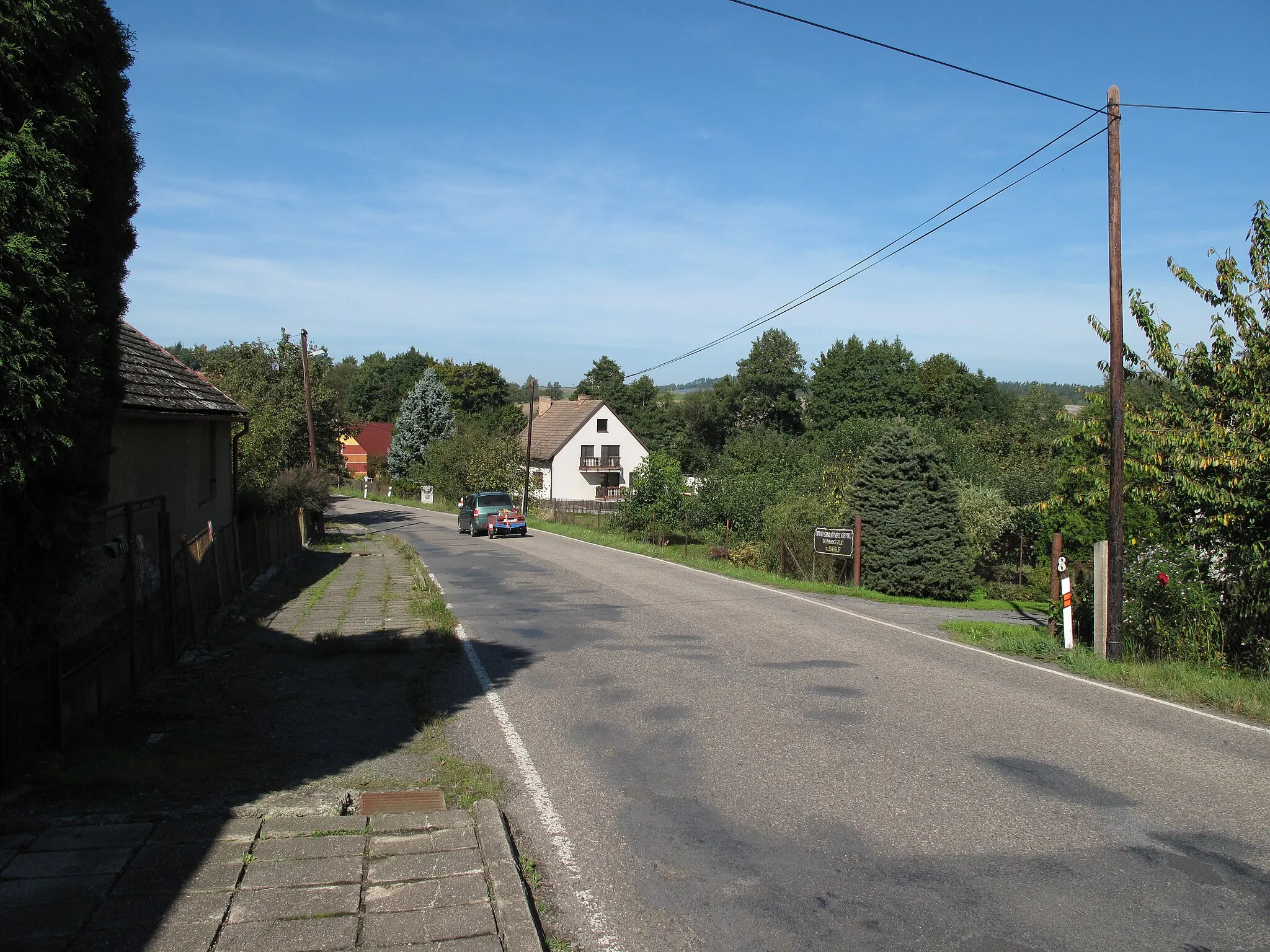 Photo showing: Roadside housesin Borovka. Benešov District, Czech Republic.