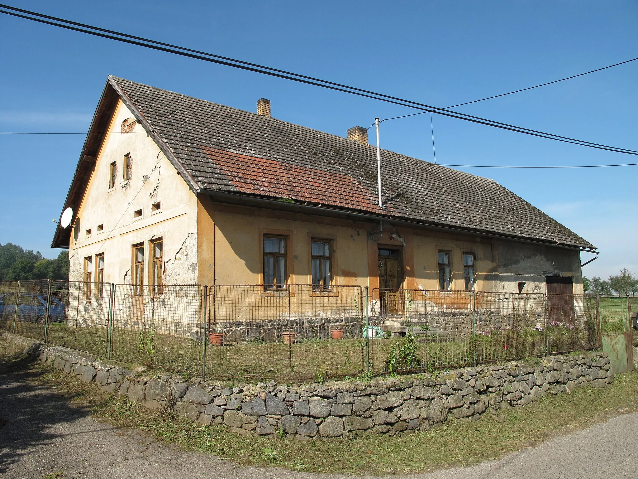 Photo showing: Roadside housein Dunávice. Benešov District, Czech Republic.