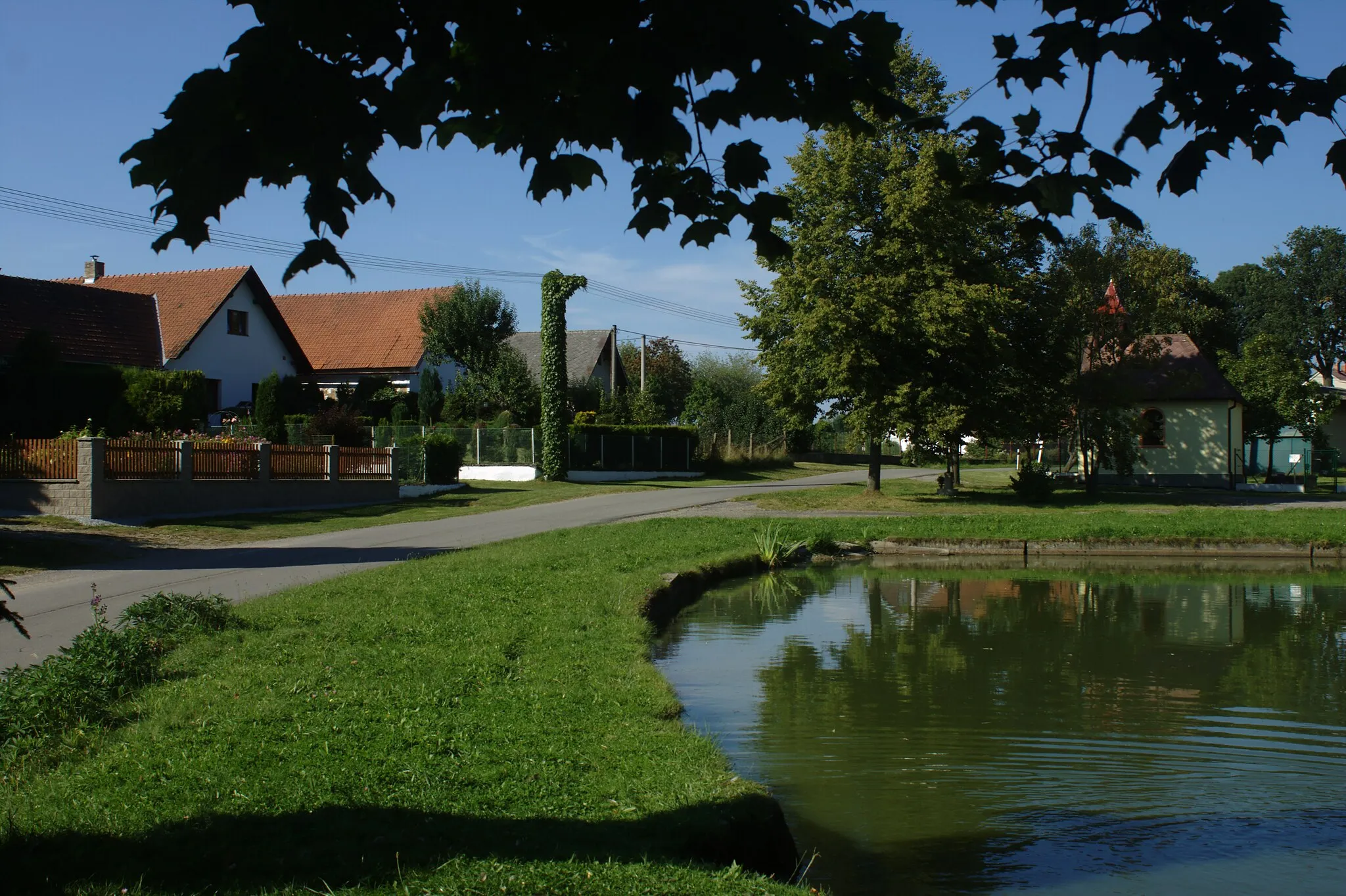 Photo showing: A pond in the village of Řísnice, Central Bohemia, CZ