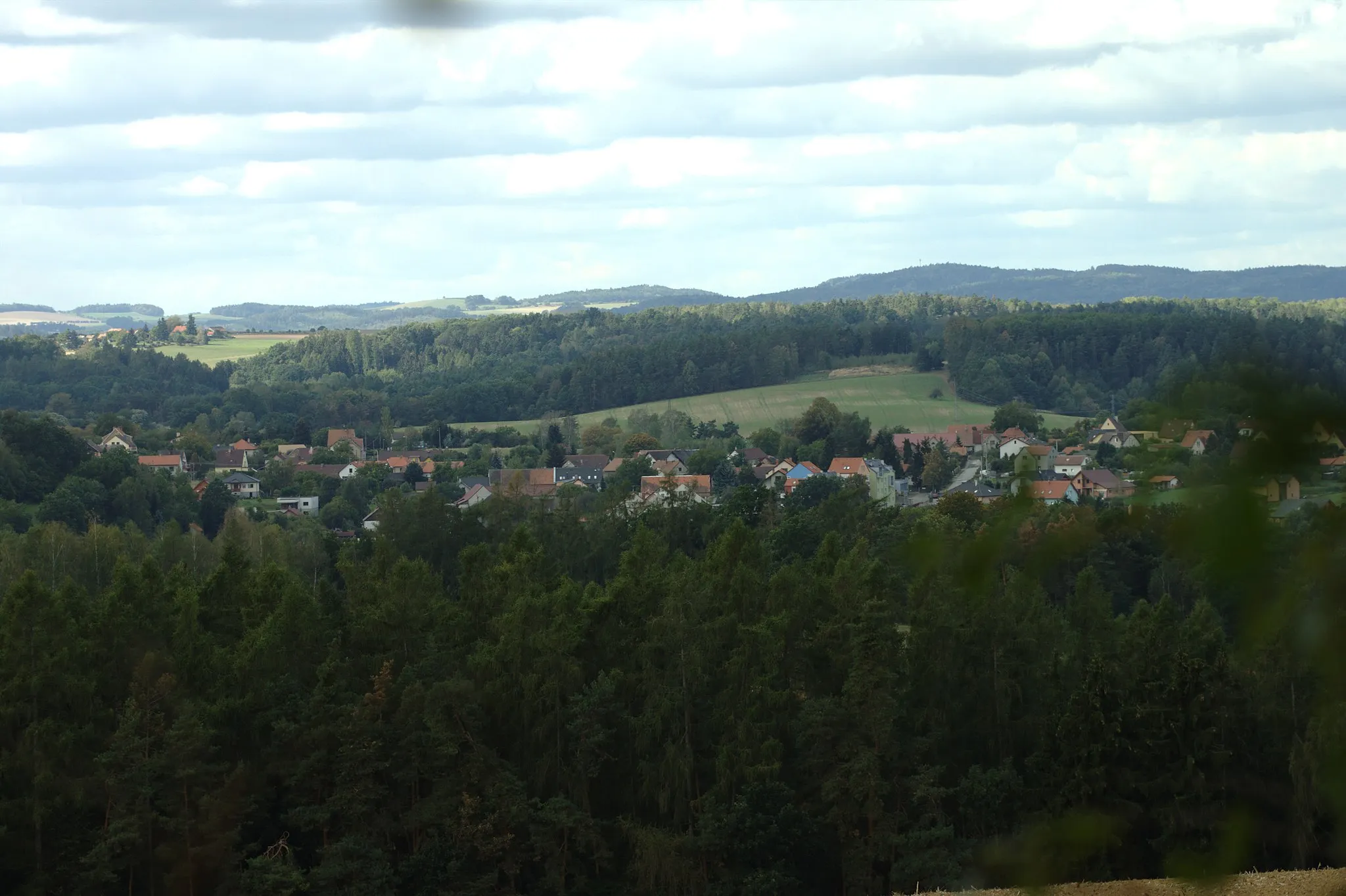 Photo showing: View of the village of Mrač from Mezihoří, Central Bohemia, CZ
