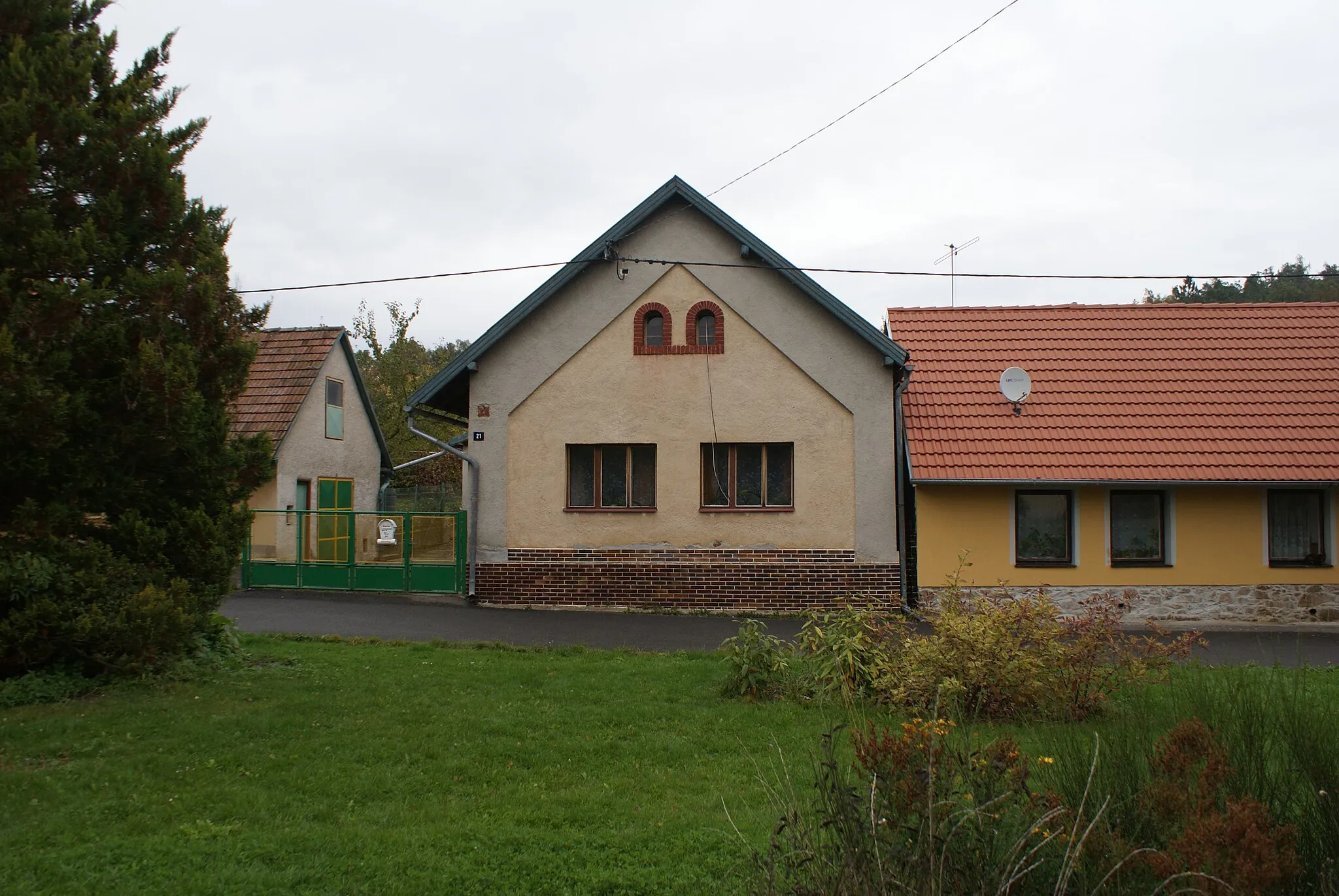 Photo showing: Zderadice, a village in Benešov District, Czech Rep., a house on the village common.