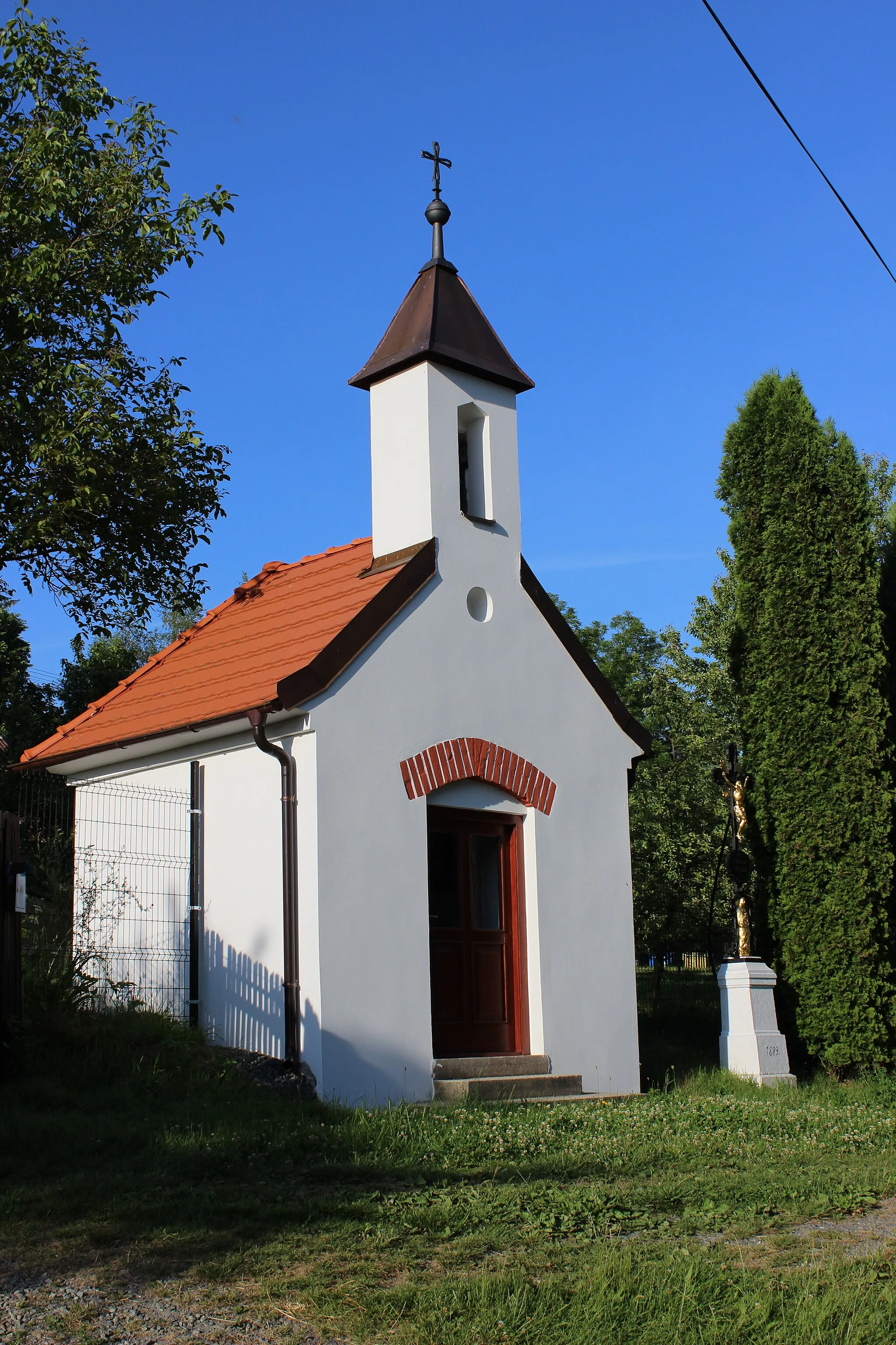 Photo showing: Kaplička v Kačerově, části Lokte v okrese Benešov.