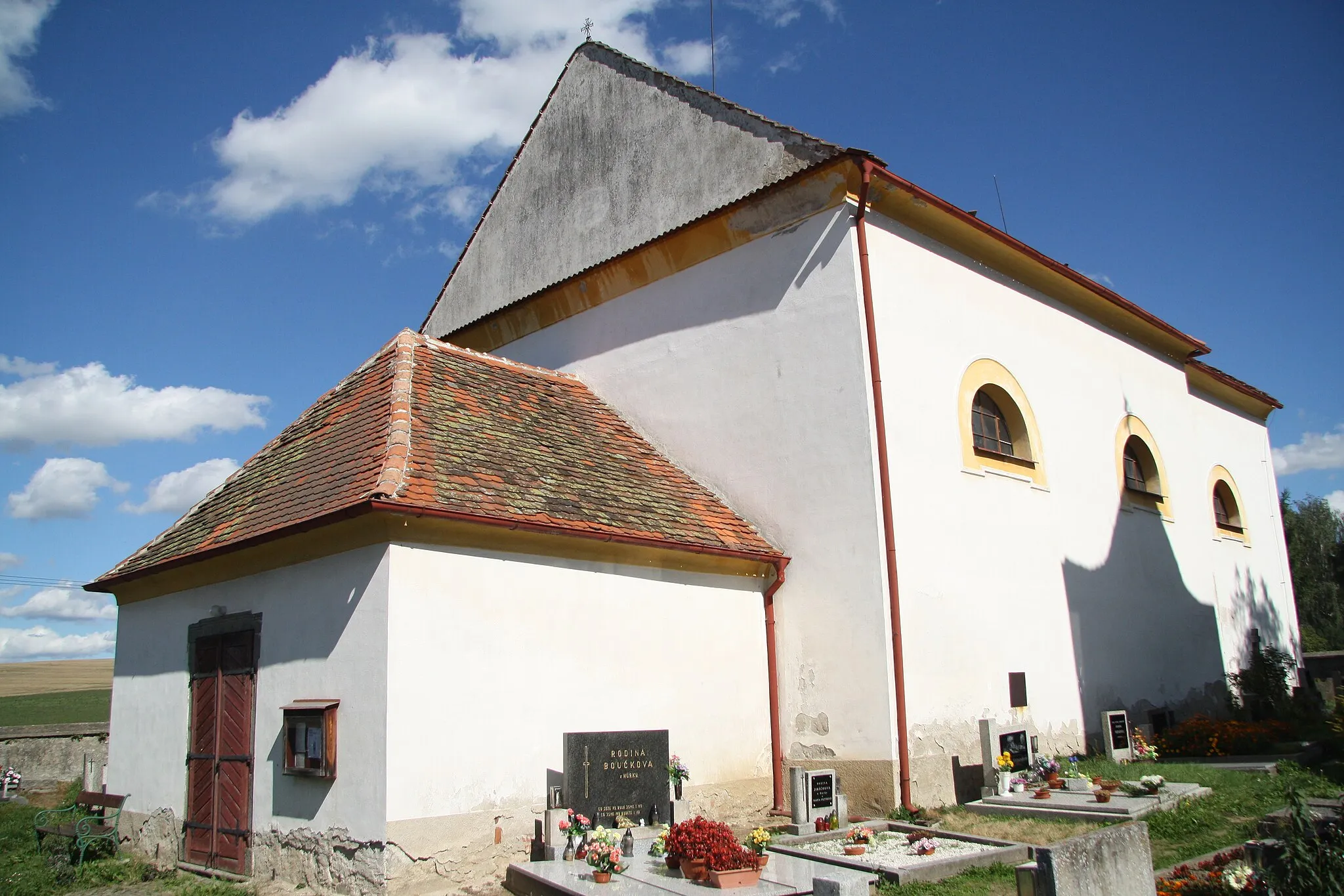Photo showing: Overview of Church of Saints of Peter and Paul in Hodětice, Křečovice, Benešov District.