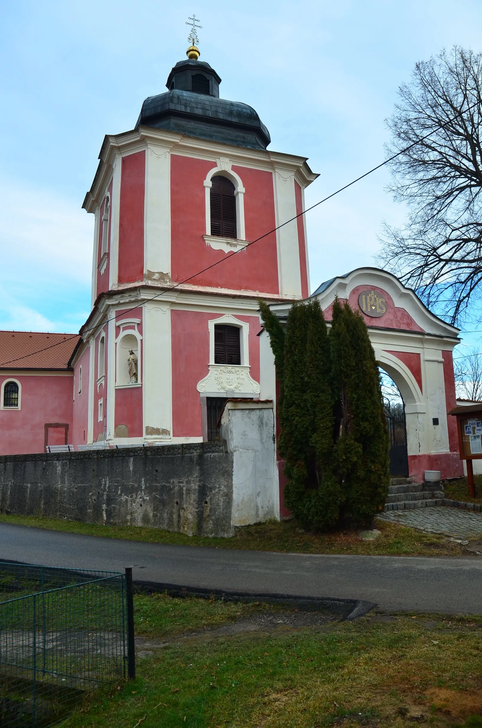 Photo showing: Hrádek, kostelní věž a brána.