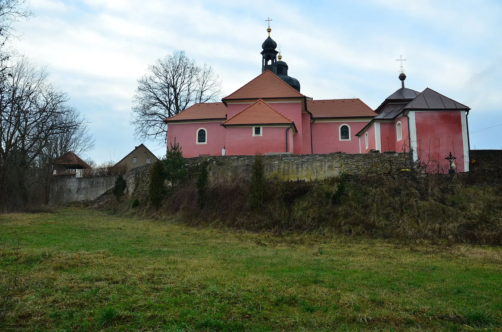 Photo showing: Hrádek, kostelní areál od východu.