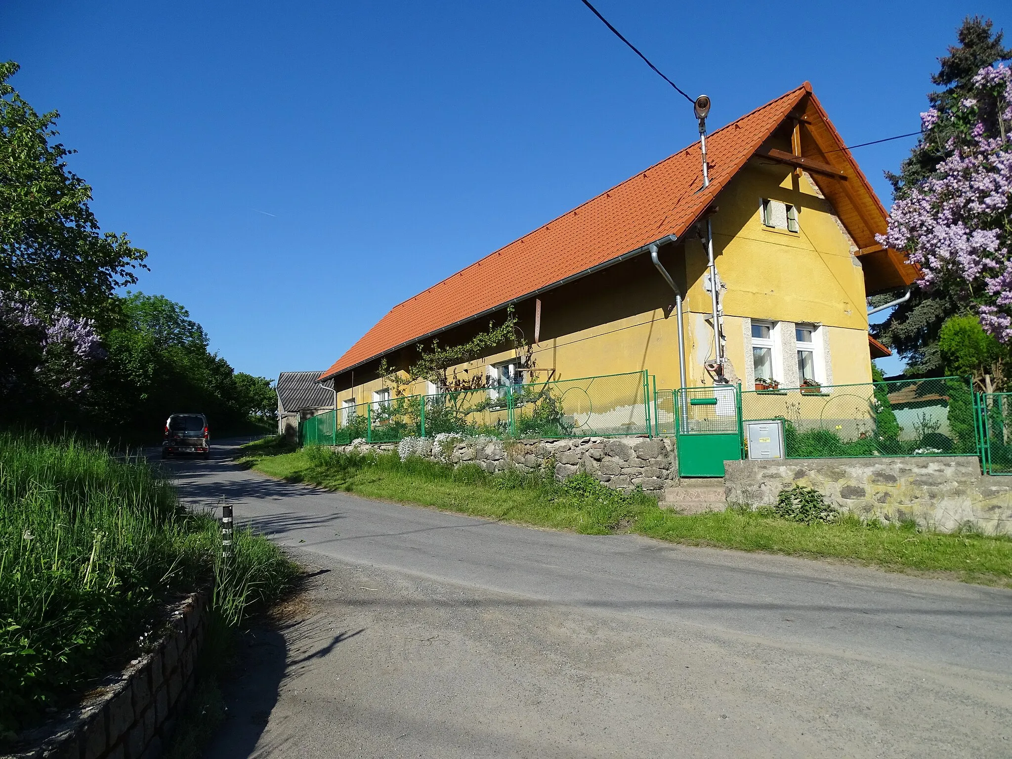 Photo showing: Chářovice, Benešov District, Central Bohemian Region, Czech Republic. Road III/1058, house no. 1.