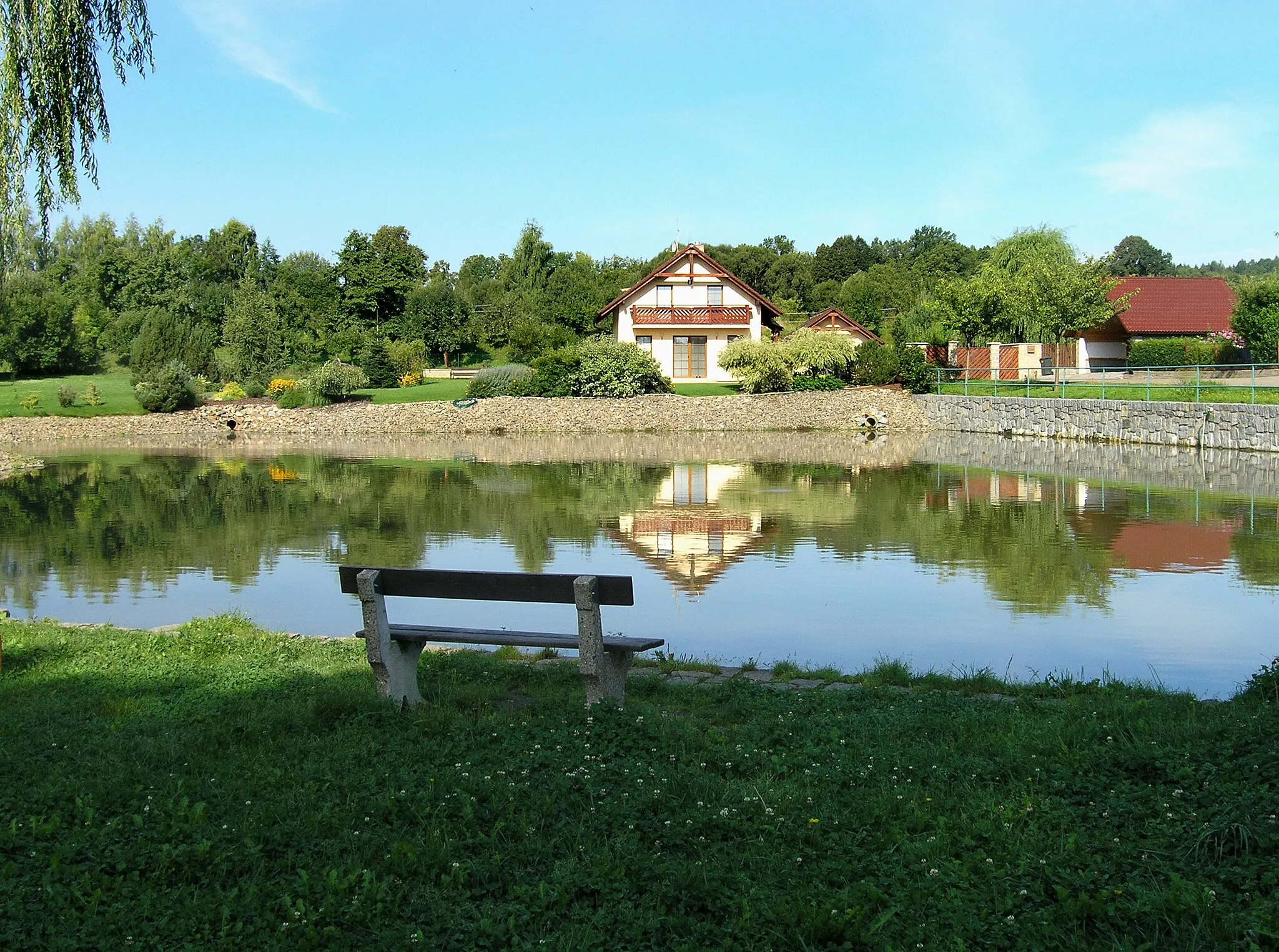 Photo showing: Common pond in Chotýšany village, Czech Republic