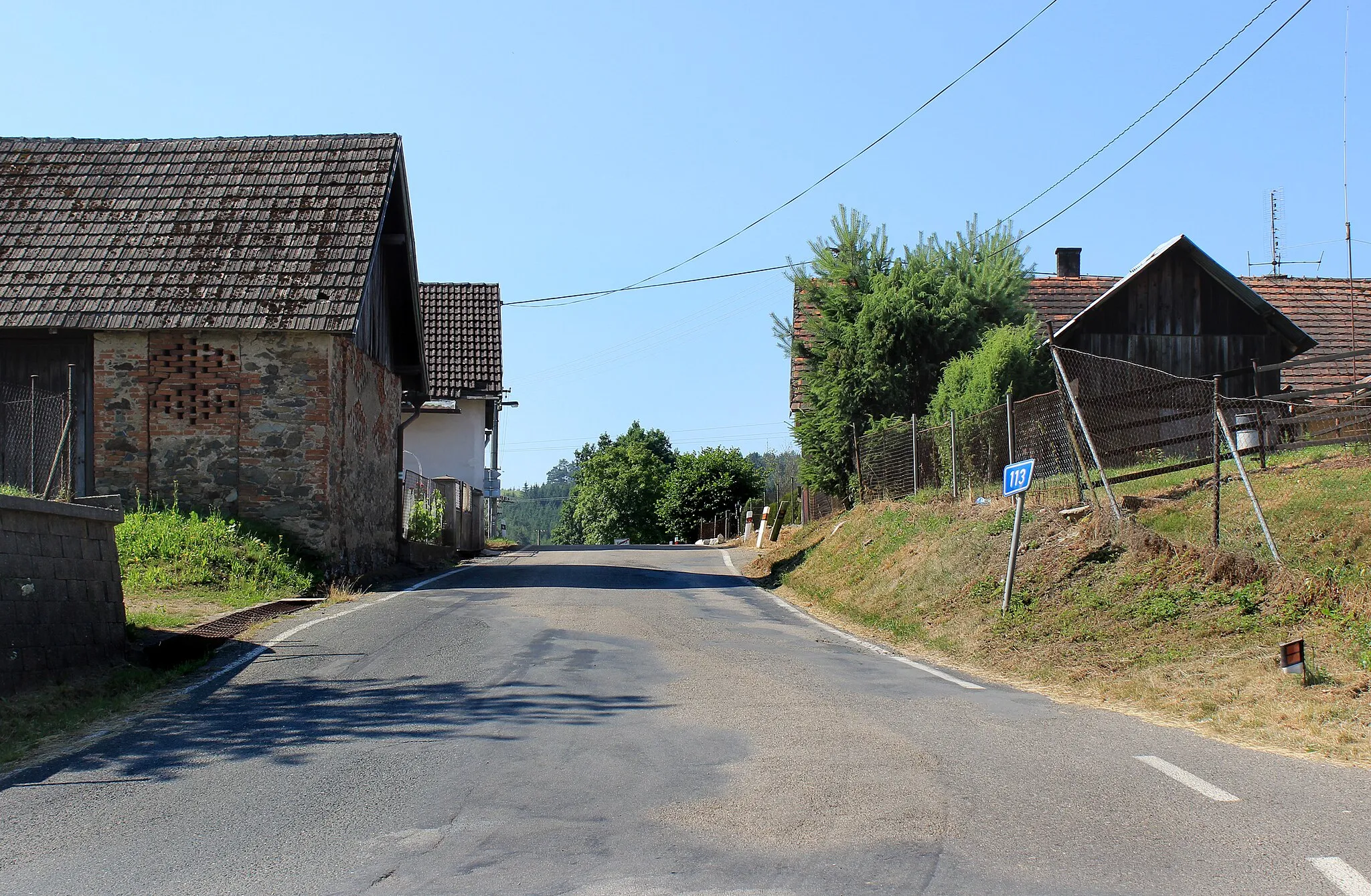 Photo showing: Road No 113 in Bílkovice, Czech Republic.