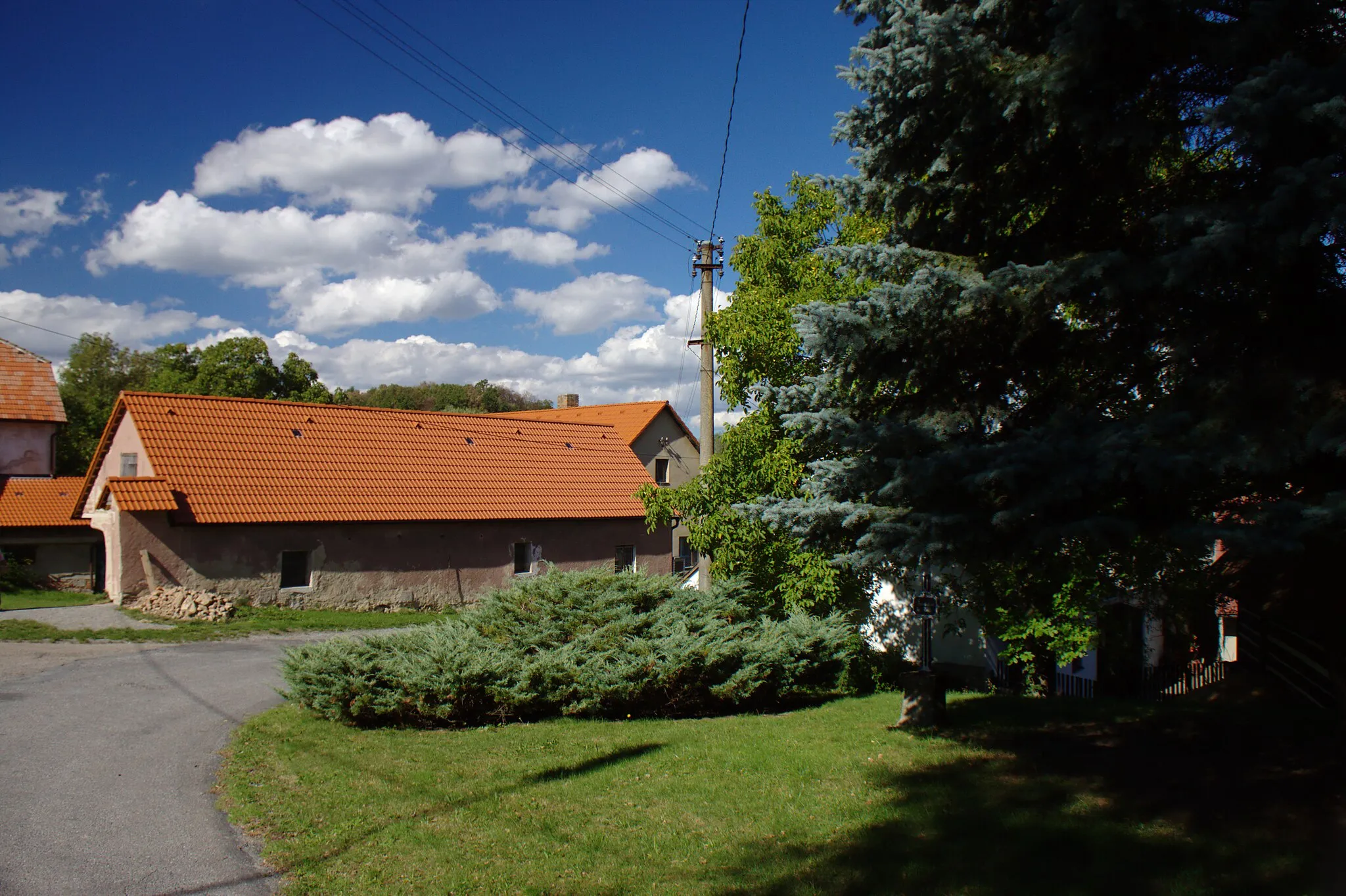 Photo showing: A building in the central part of the village of Kobylí in Benešov District, Central Bohemia, CZ