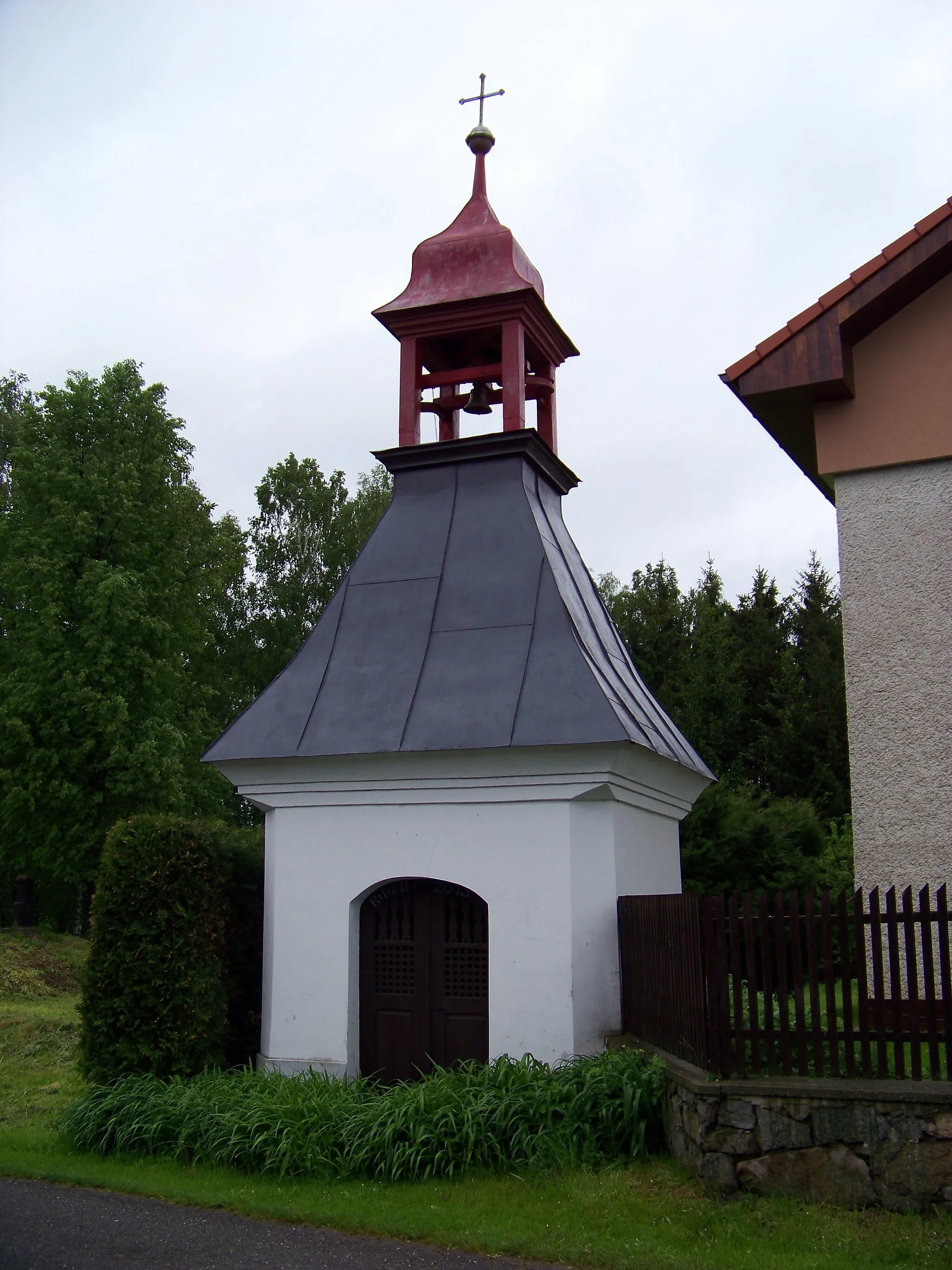 Photo showing: Bystřice-Drachkov, Benešov District, Central Bohemian Region, the Czech Republic. A chapel/belfry.