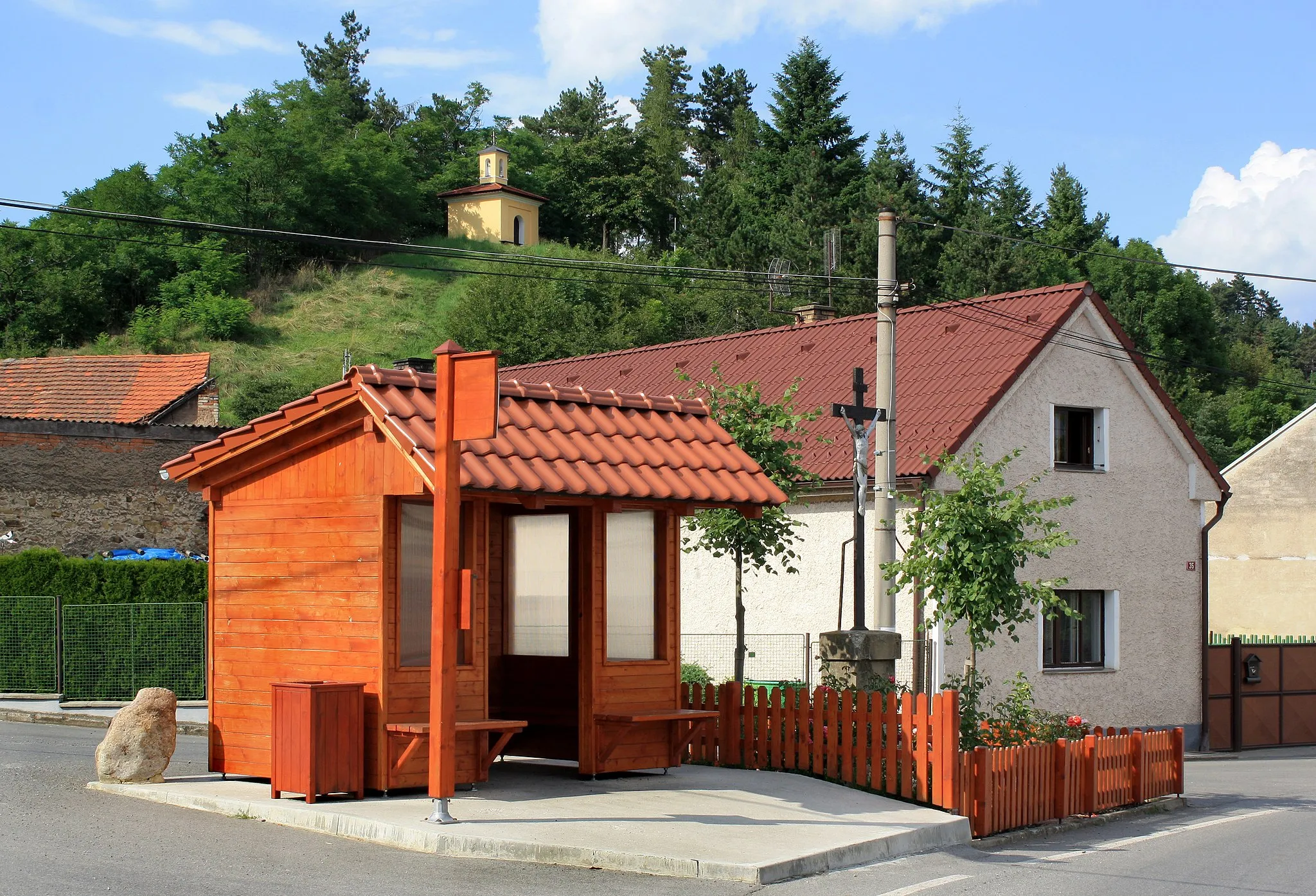 Photo showing: Bus stop in Černín, part of Zdice, Czech Republic