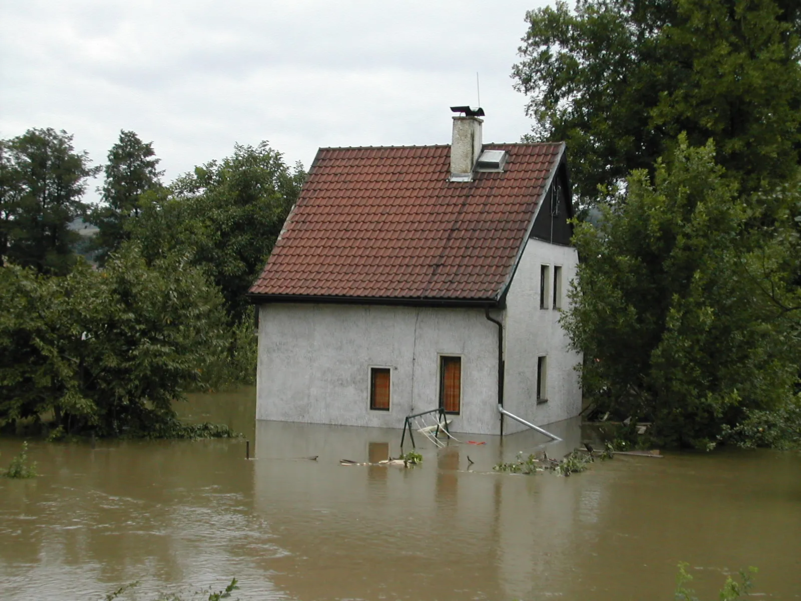 Photo showing: Zadní Třebaň-Chata u Berounky - 2002 - Voda stoupá